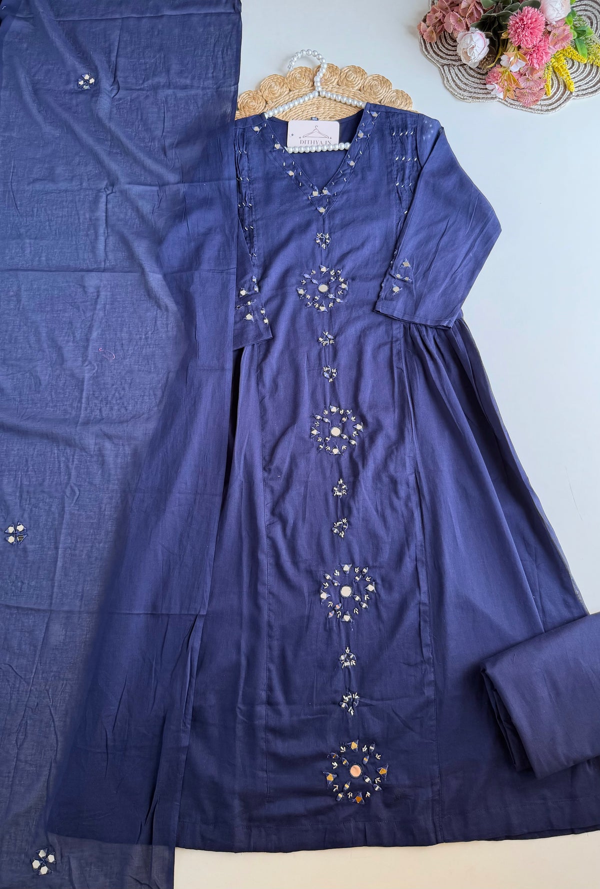 K300 – A-Linien-Kurti aus Mul-Baumwolle mit Spiegelstickerei, inklusive Hose und Dupatta, in 2 Farben