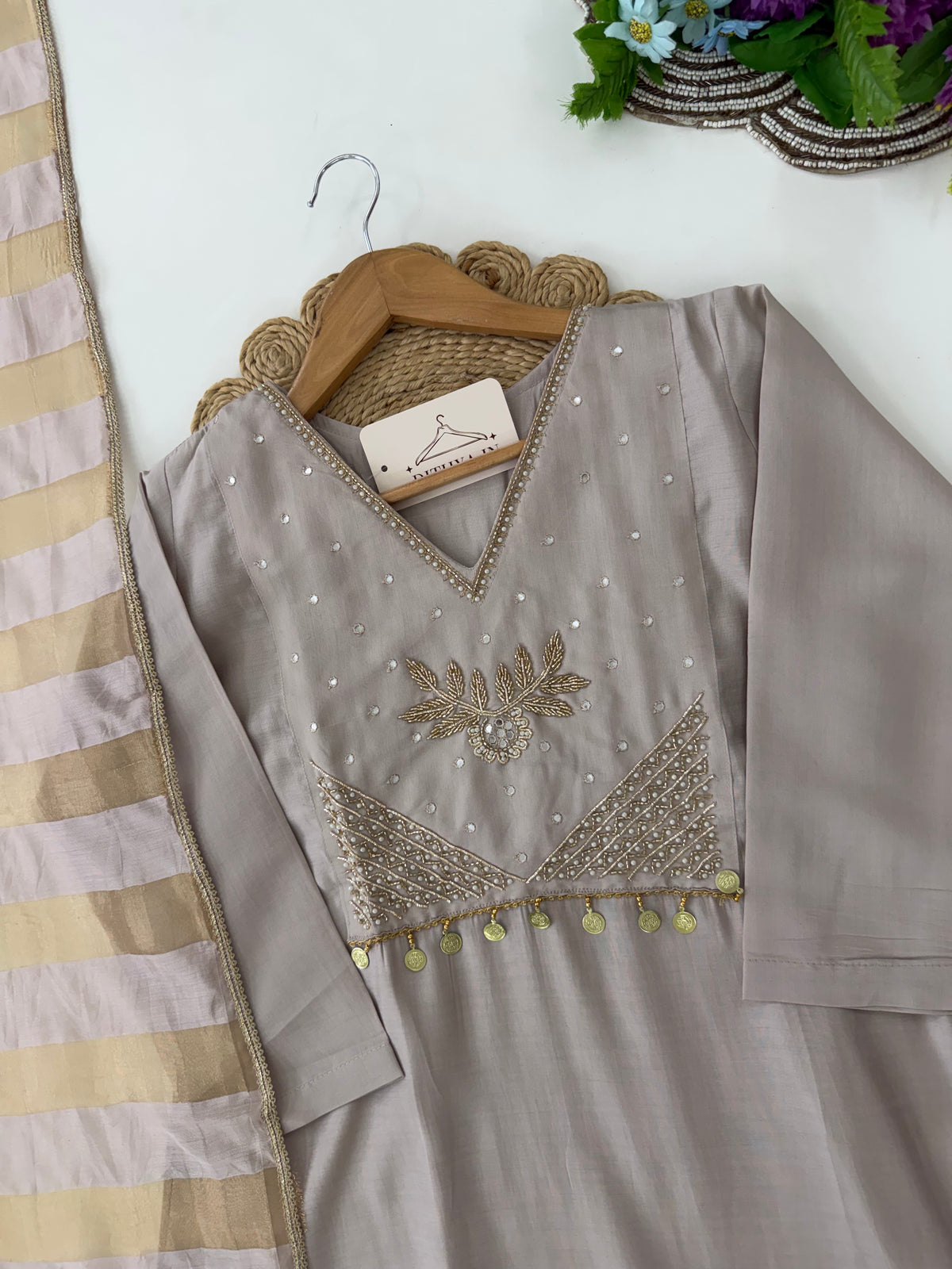 K566 - Anarkali aus Kunstseide mit Handstickerei, dazu Hose und Dupatta, in 2 Farben erhältlich