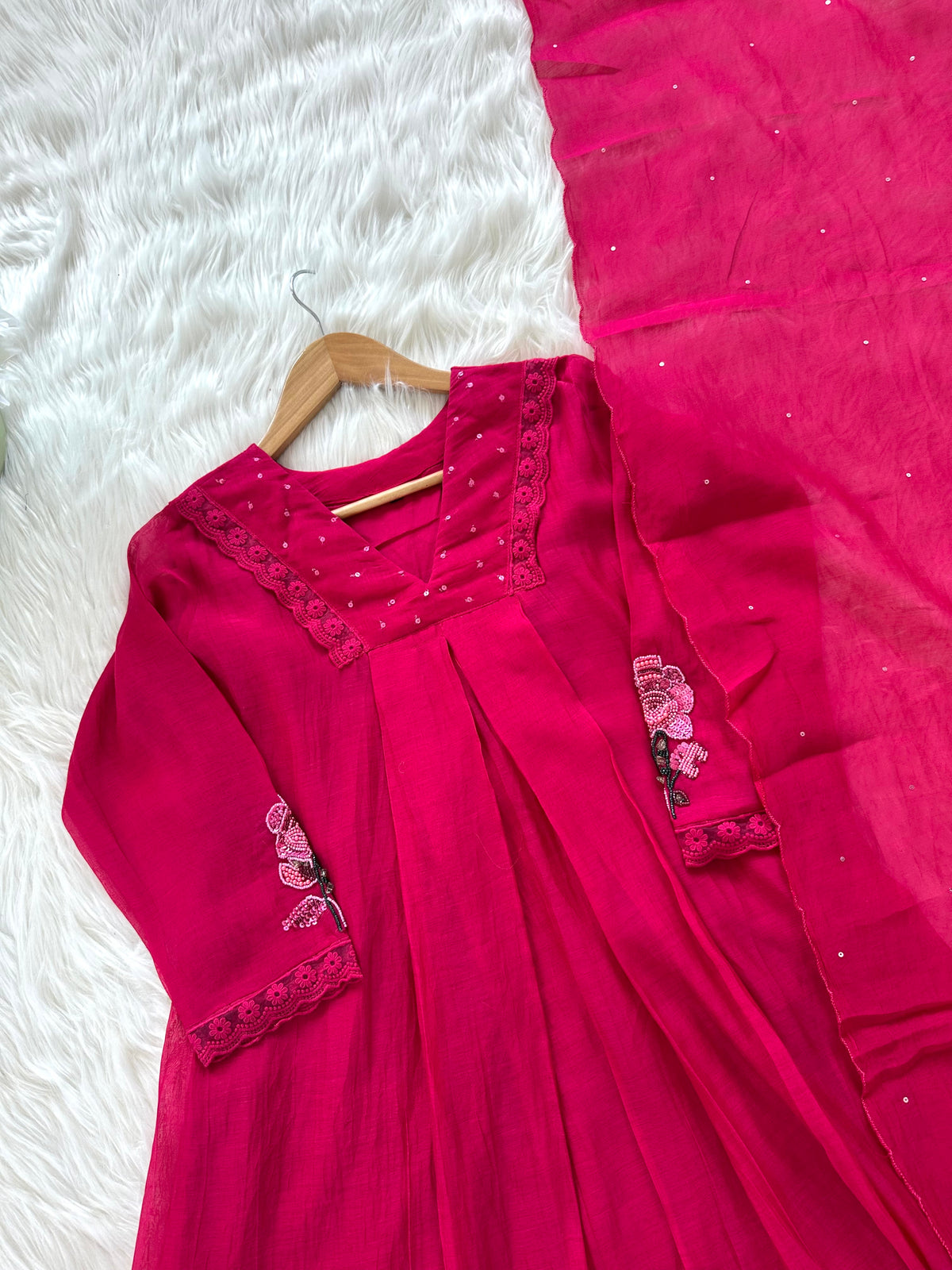 K065 - A-Linien-Kurti aus Chanderi-Mischgewebe mit Handarbeit, Hose und Dupatta in 3 Farben