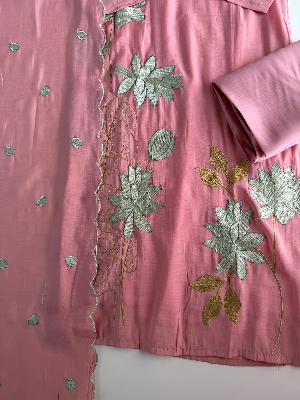 K486 - Bestickte, gerade Kurti aus Musselin mit Hose und Dupatta