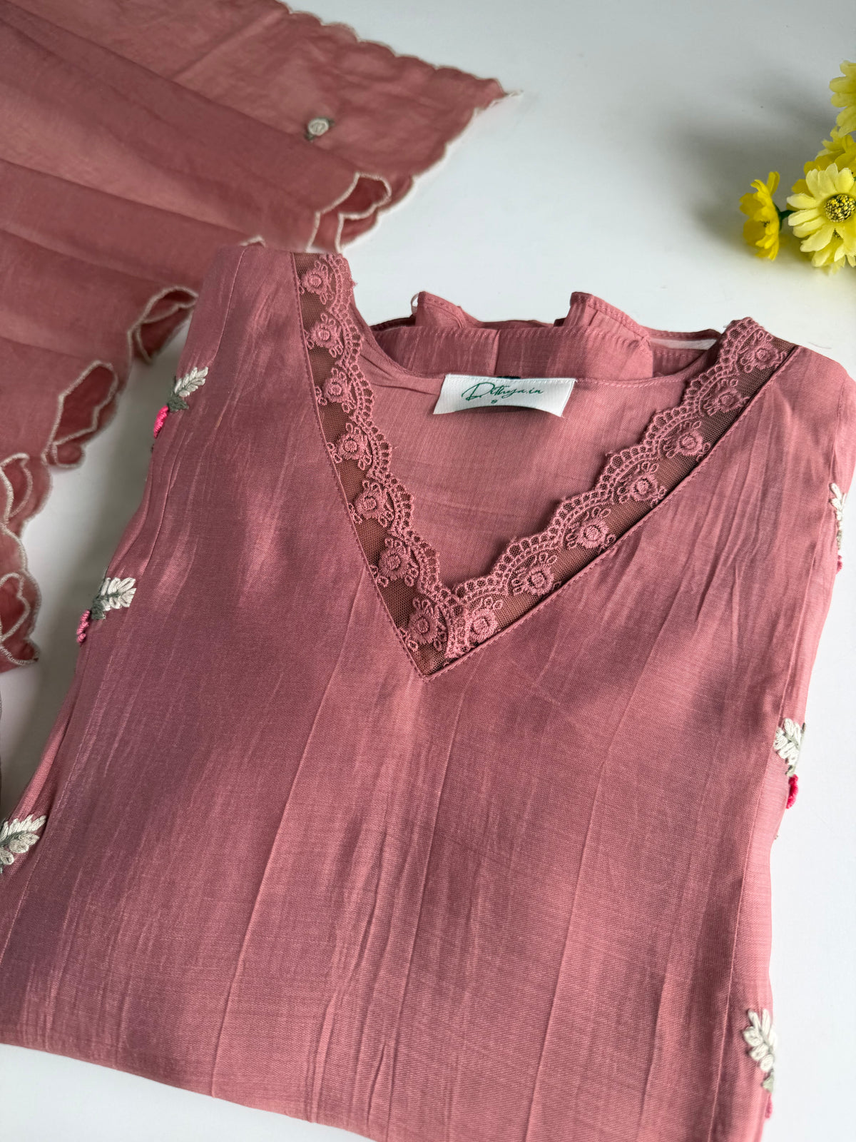 K052 - Besticktes Anarkali aus Mul-Chanderi mit Hose und Dupatta