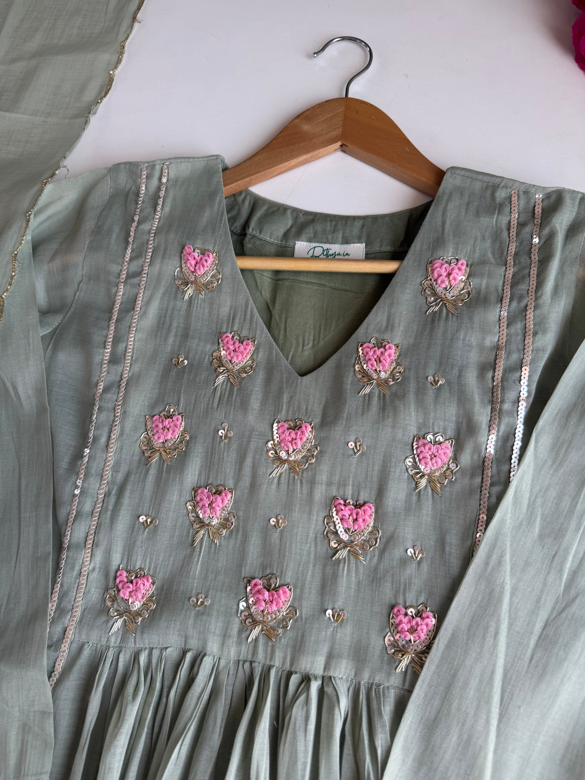 K640 - Surat Mul Chanderi Anarkali mit Handarbeit, Hose und Dupatta