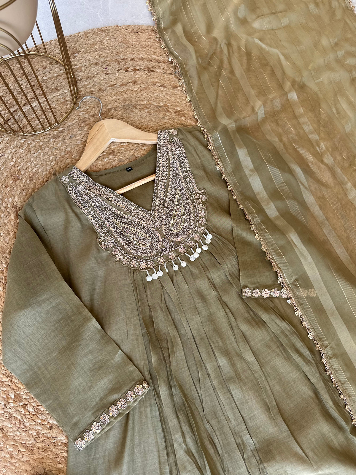 K093 - Mul-Chanderi-A-Linien-Kurti mit Handarbeit, Hose und Dupatta in 2 Farben