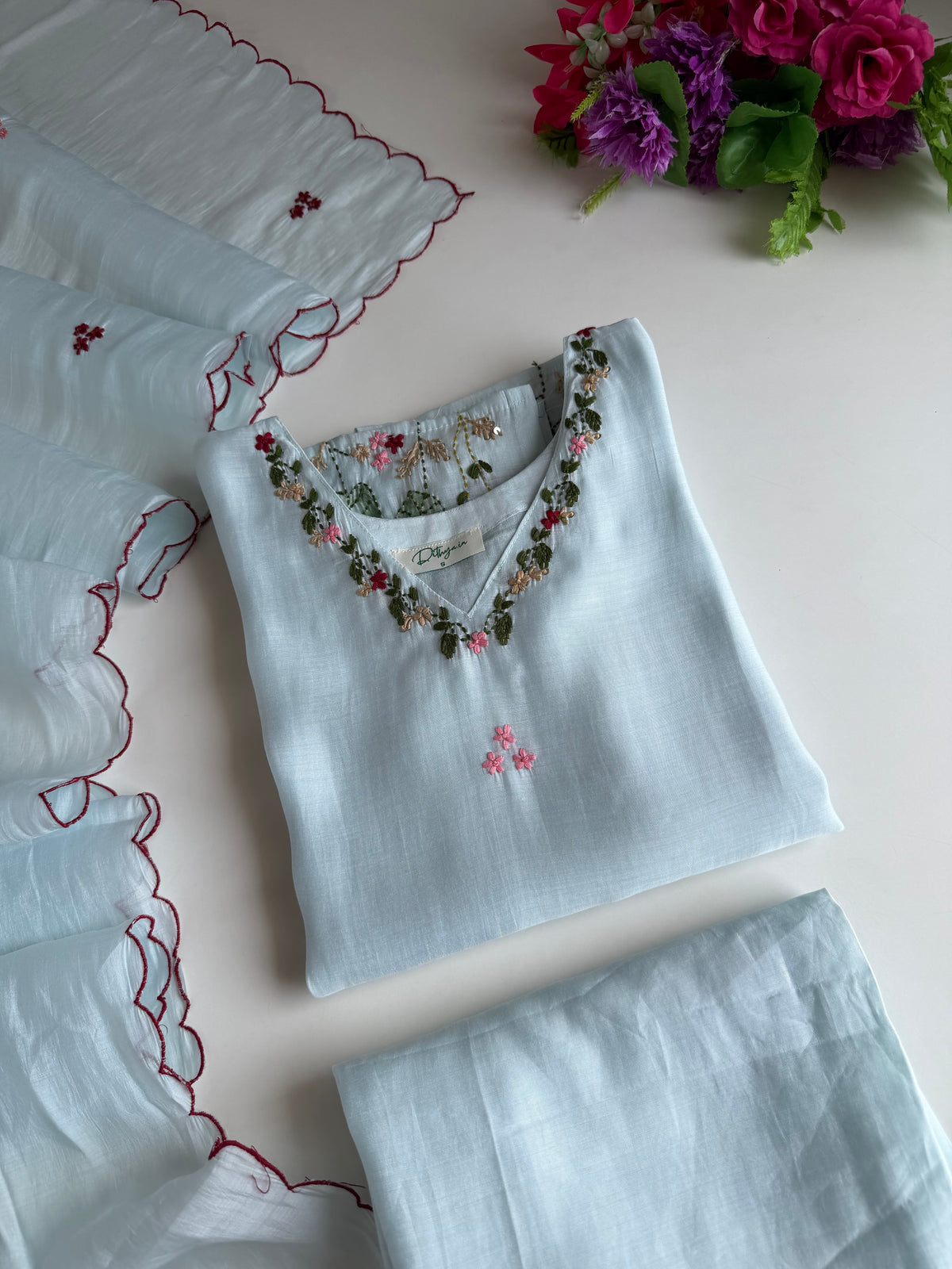K516 – Surat Mul Chanderi bestickter, gerader Kurti mit Hose und Dupatta in 2 Farben