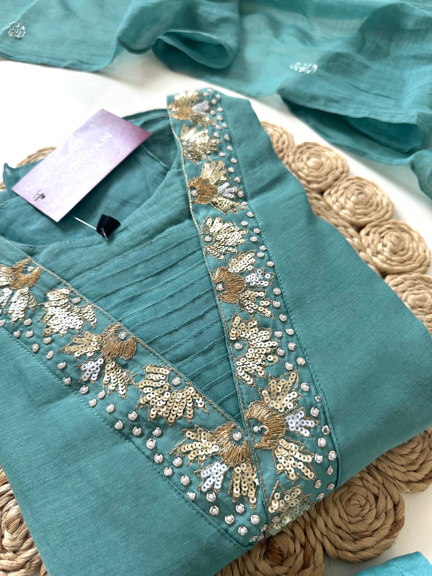 K003 – A-Linien-Kurti aus Mul-Chanderi mit Handarbeit, Hose und Dupatta in 4 Farben