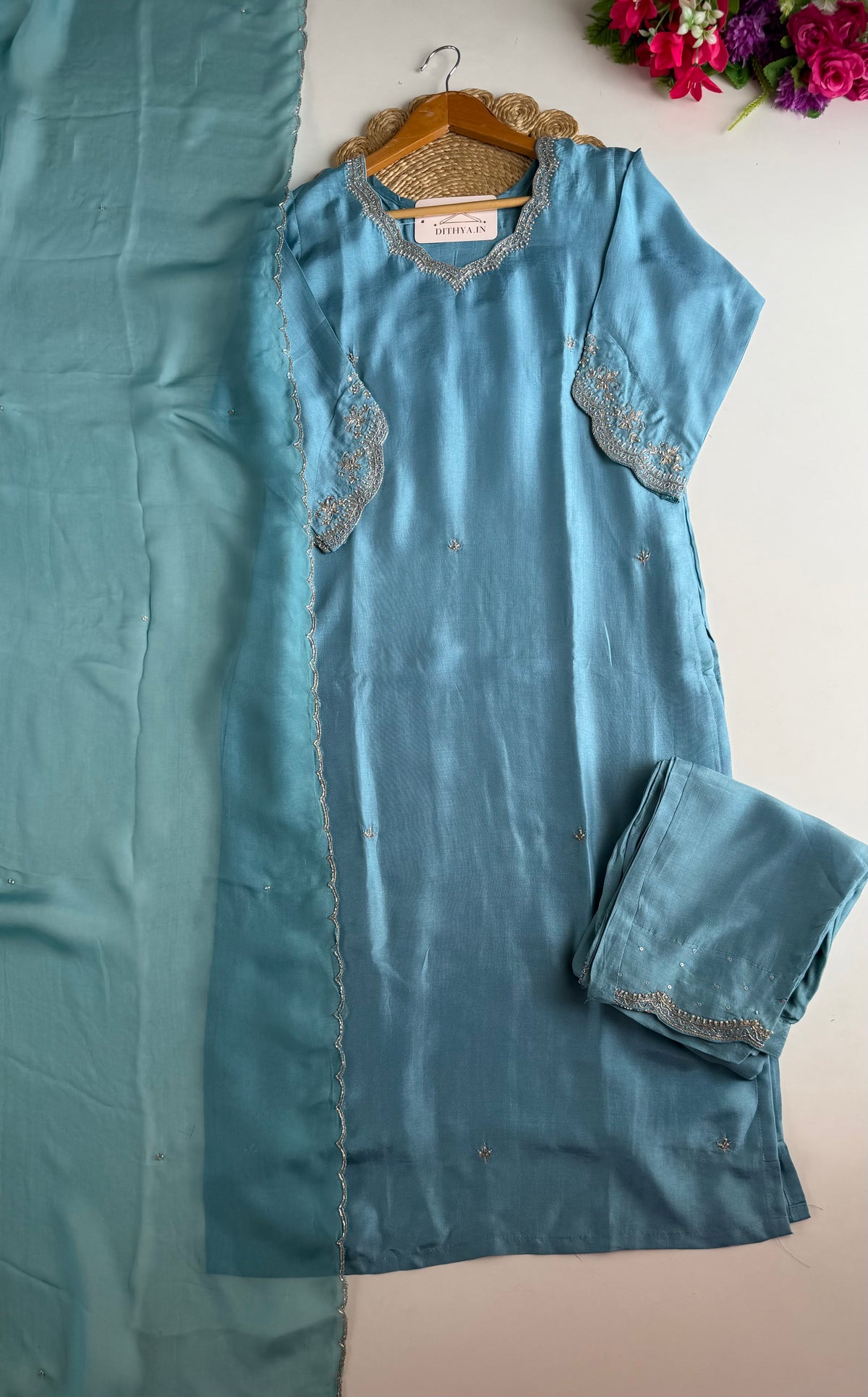 K366 - Gerade geschnittener Kurti aus russischer Seide in Handarbeit mit Hose und Dupatta