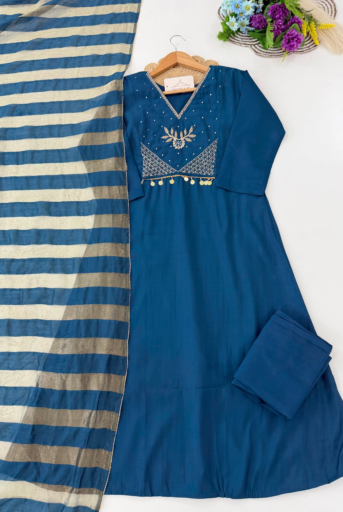 K566 - Anarkali aus Kunstseide mit Handstickerei, dazu Hose und Dupatta, in 2 Farben erhältlich