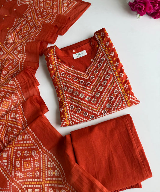 K119 - Gerader Kurti aus Mul-Baumwolle mit Handarbeit, dazu Hose und Dupatta