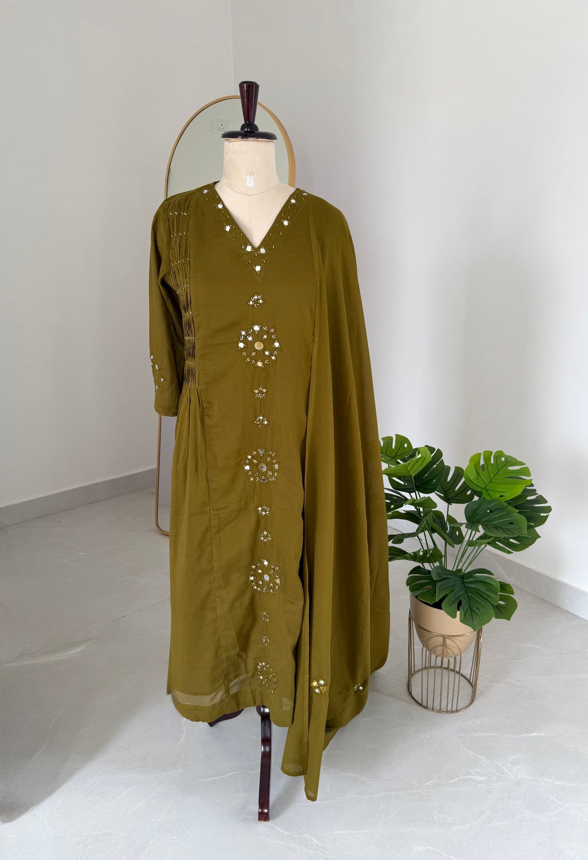 K300 – A-Linien-Kurti aus Mul-Baumwolle mit Spiegelstickerei, inklusive Hose und Dupatta, in 2 Farben
