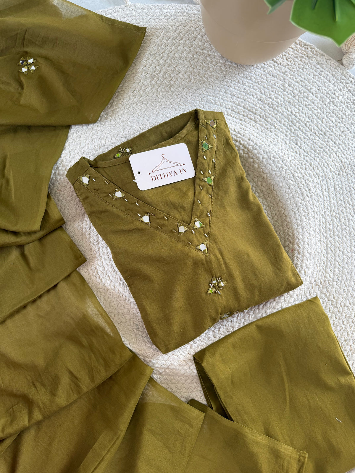 K300 – A-Linien-Kurti aus Mul-Baumwolle mit Spiegelstickerei, inklusive Hose und Dupatta, in 2 Farben