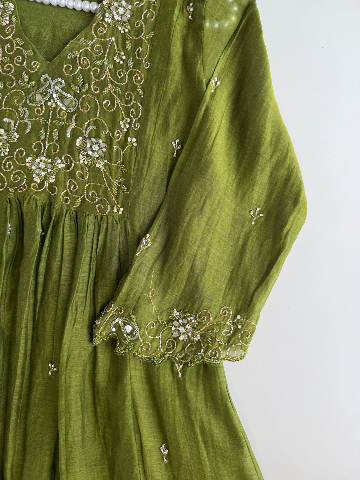 K392 – Anarkali aus handbestickter Chanderi-Seide mit Hose und Dupatta