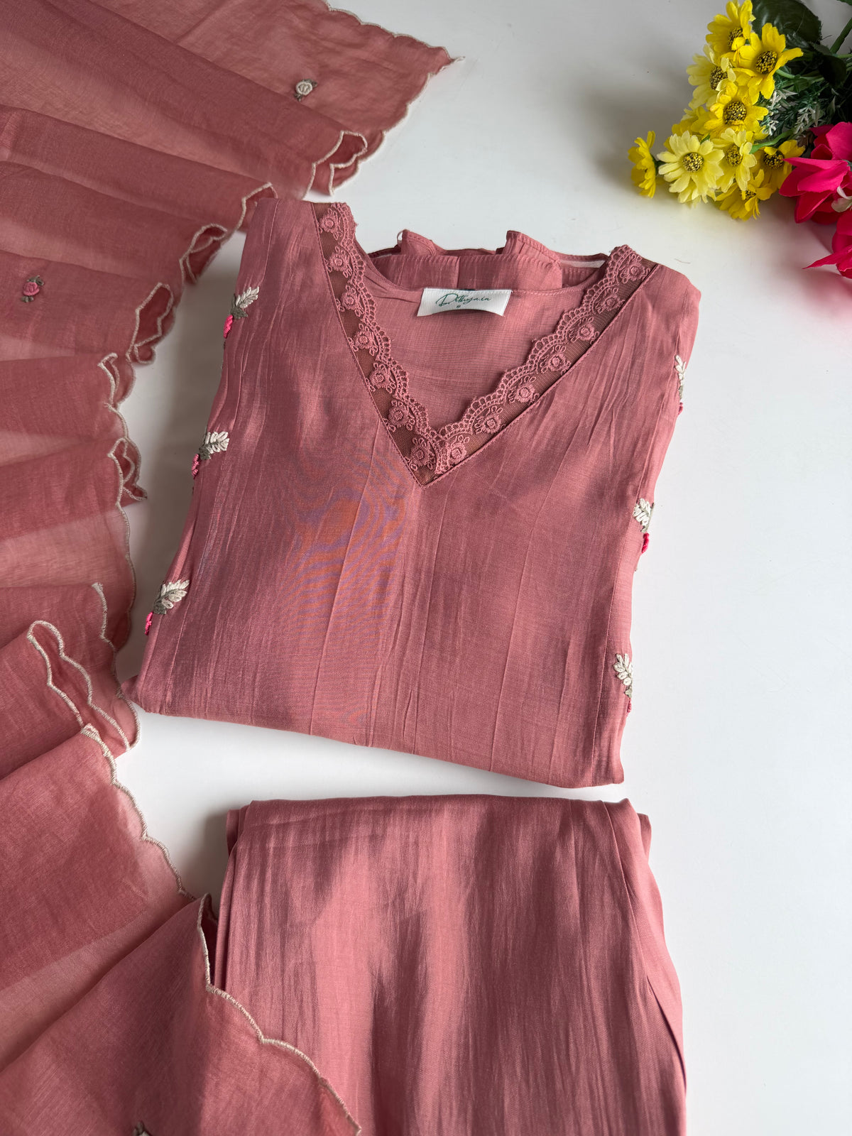K052 - Besticktes Anarkali aus Mul-Chanderi mit Hose und Dupatta