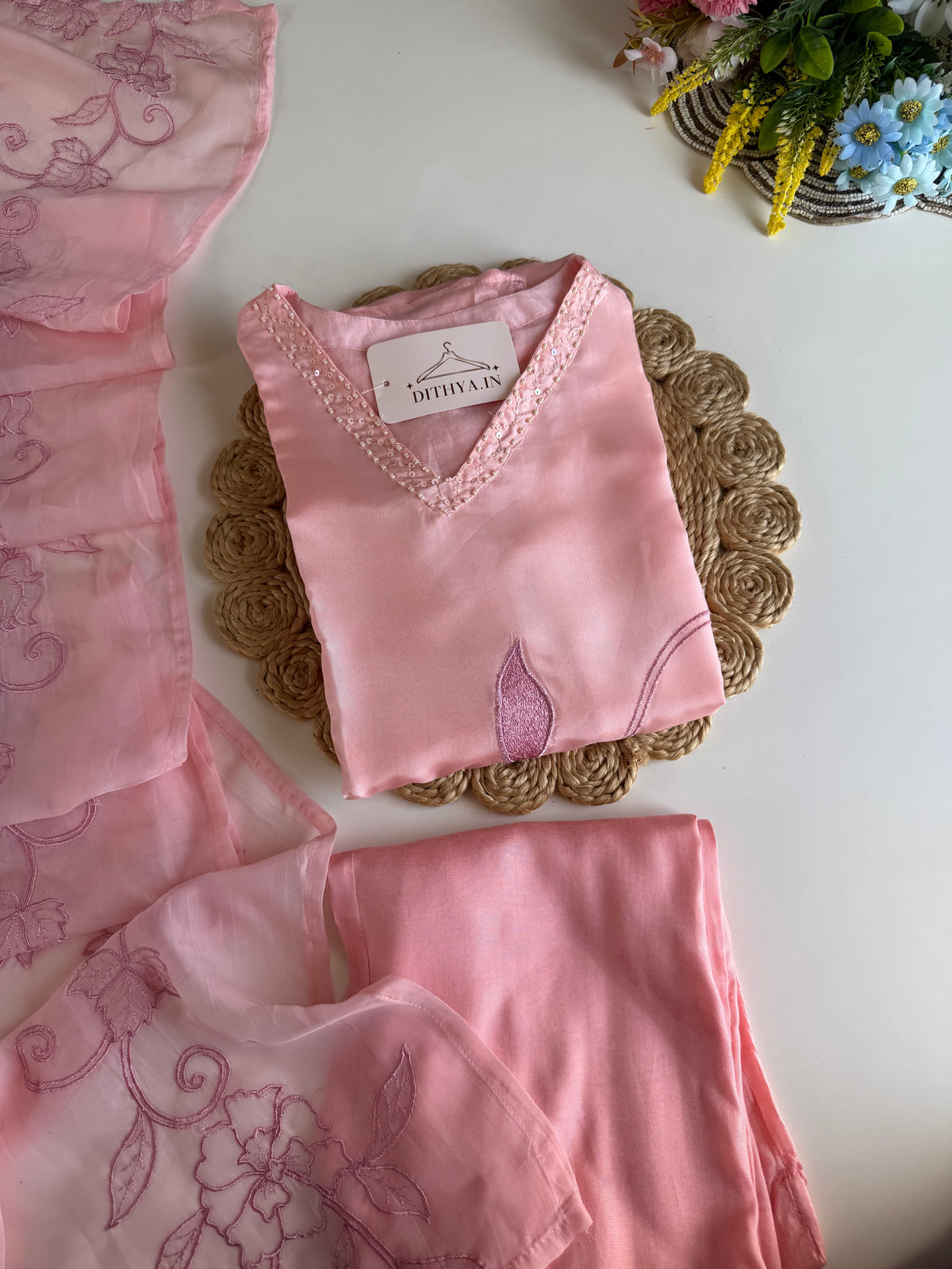 K393 – A-Linien-Kurti mit Viskose-Organza-Applikationen, dazu Hose und Dupatta