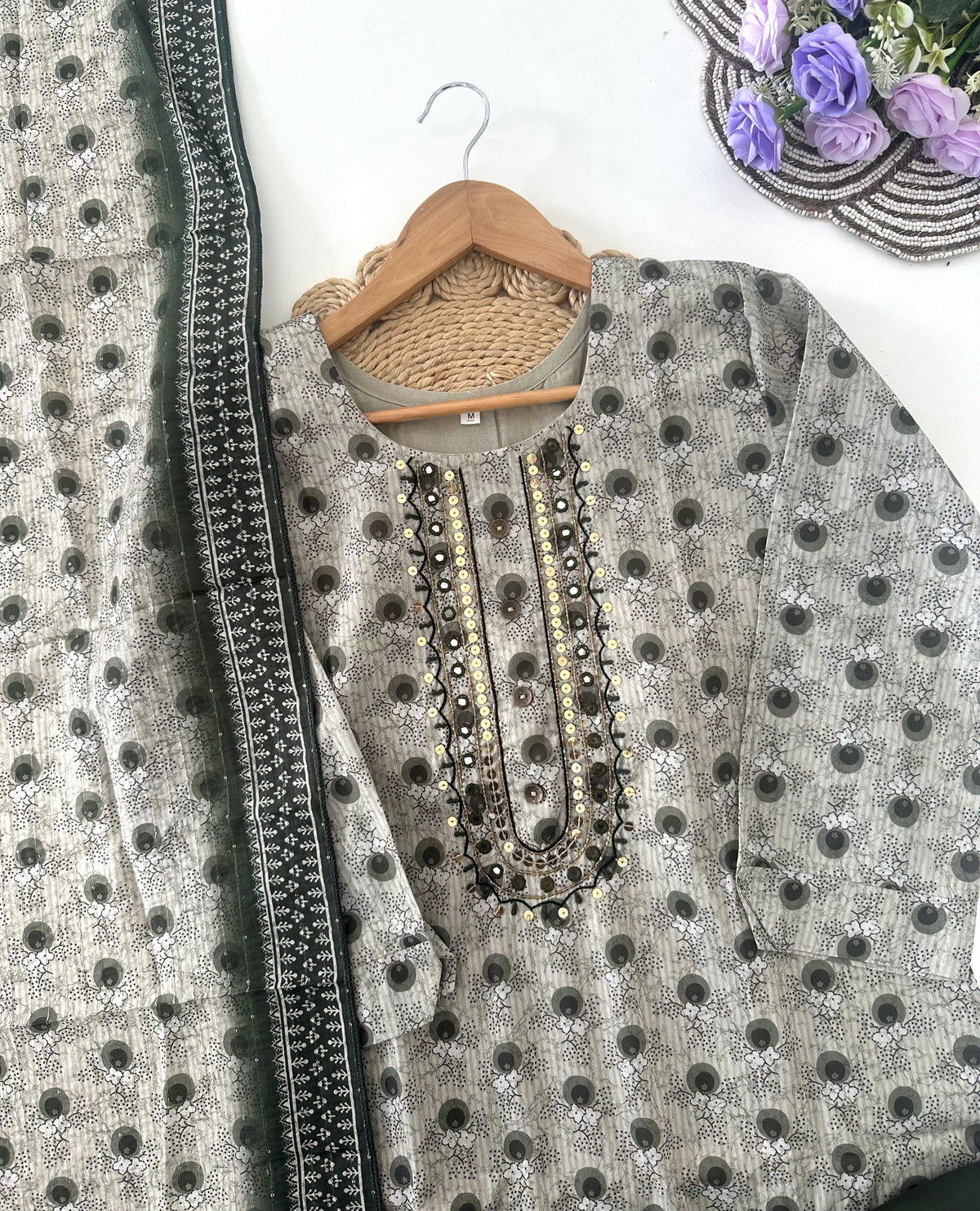 D035 - Gerades Kurti aus römischer Seide mit Hose und Dupatta