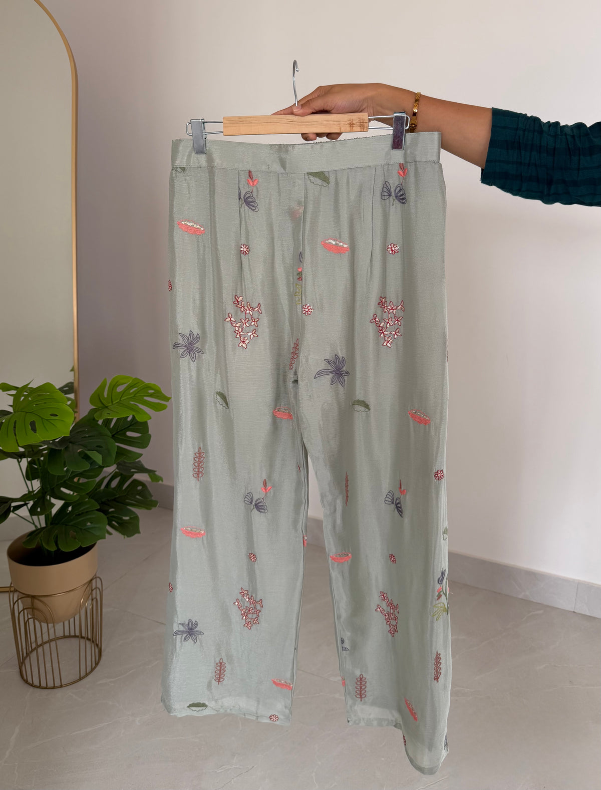K085 - Handgearbeitetes florales Coord-Set aus reinem Chinnon in 2 Farben
