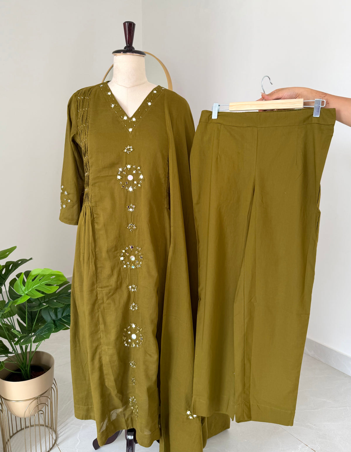 K300 – A-Linien-Kurti aus Mul-Baumwolle mit Spiegelstickerei, inklusive Hose und Dupatta, in 2 Farben