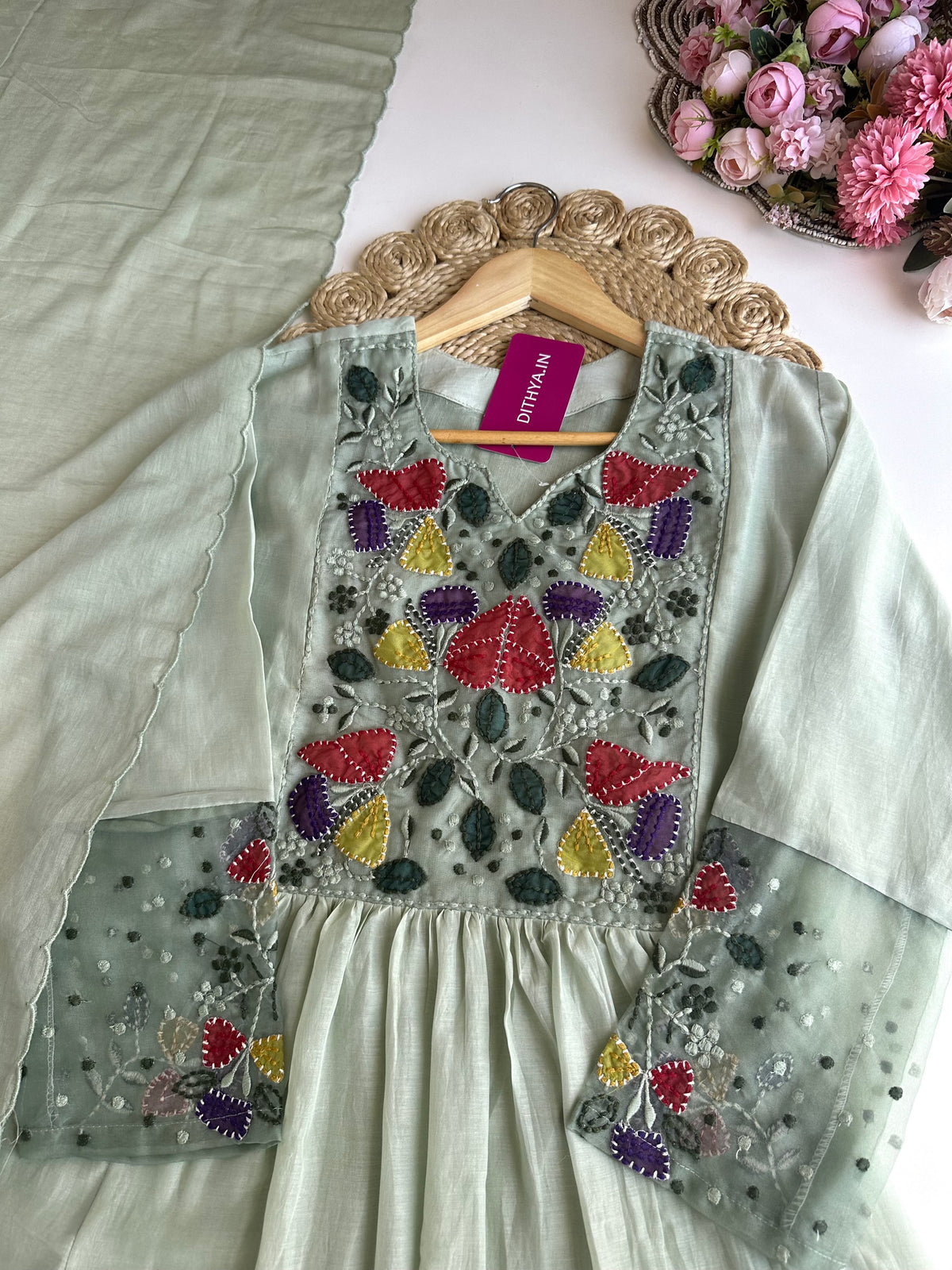 K050 – A-Linien-Kurti aus Chanderi-Mischgewebe mit Applikationsstickerei, dazu Hose und Dupatta in 2 Farben