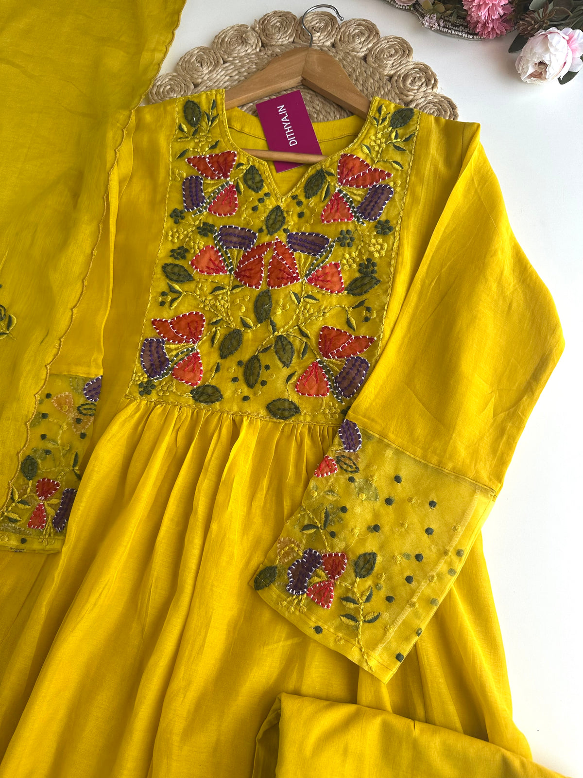 K050 – A-Linien-Kurti aus Chanderi-Mischgewebe mit Applikationsstickerei, dazu Hose und Dupatta in 2 Farben
