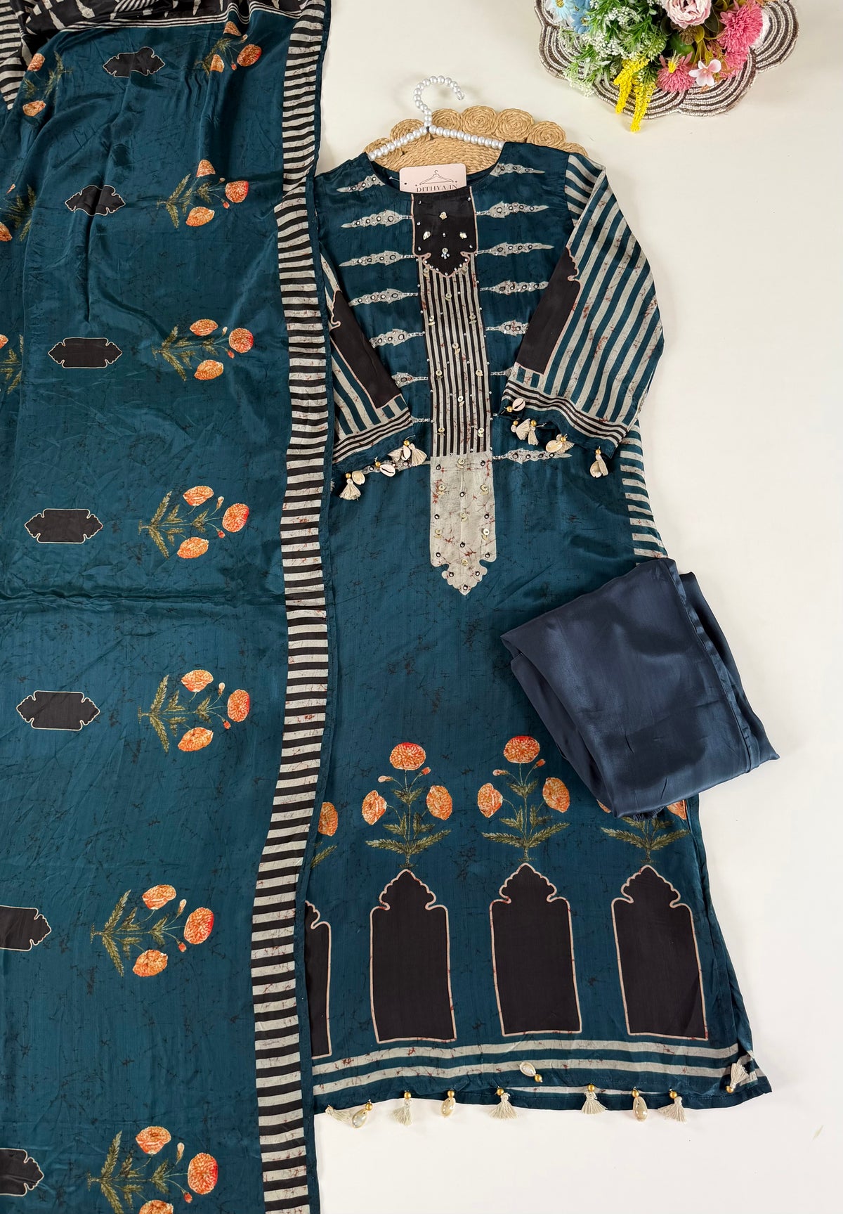 K586 – Reiner Krepp-Ajrakh-Kurti in geradem Schnitt mit Hose und Dupatta