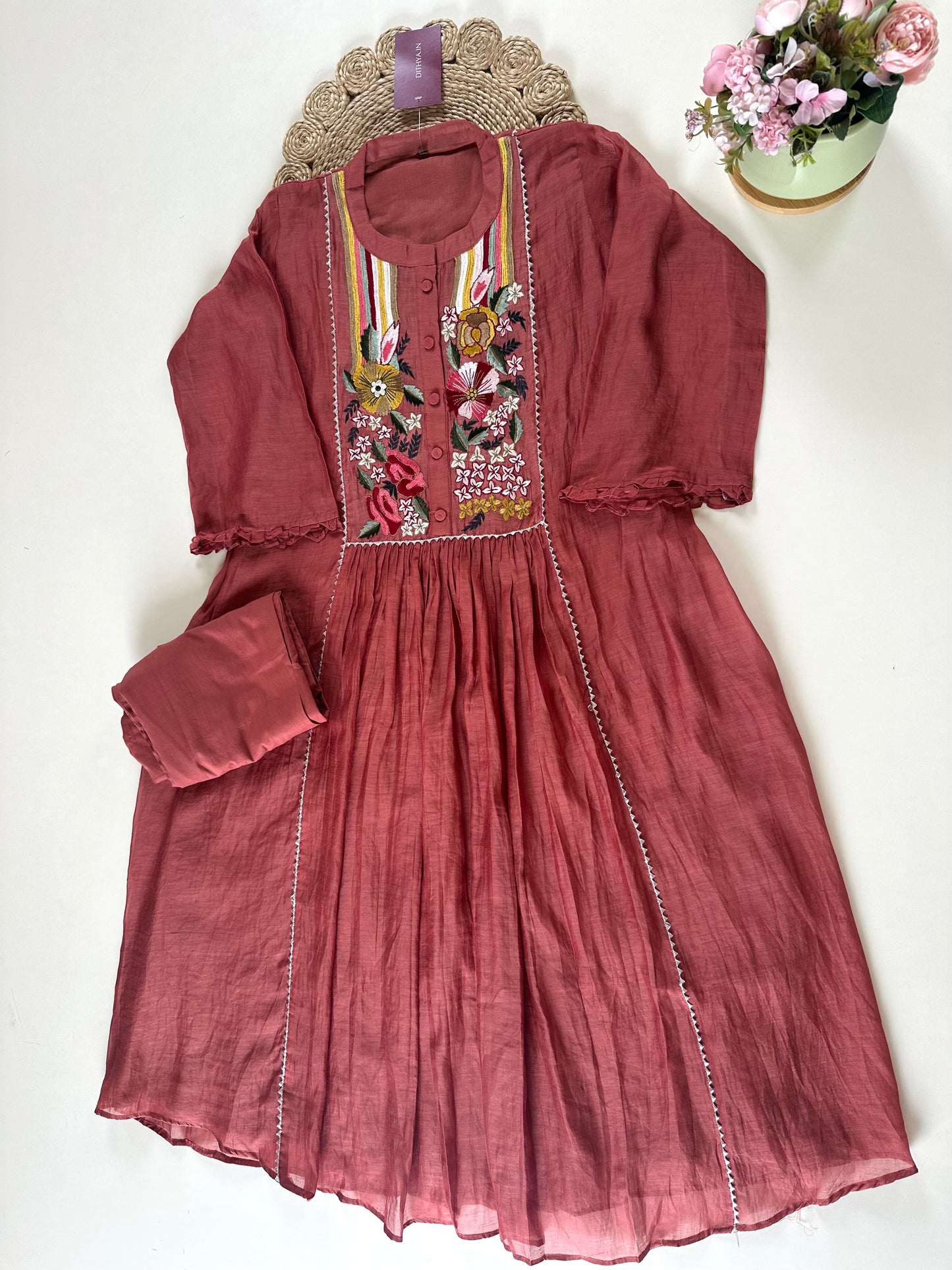 K066 – Bestickte A-Linien-Kurti aus Mul-Chanderi mit Hose in 2 Farben