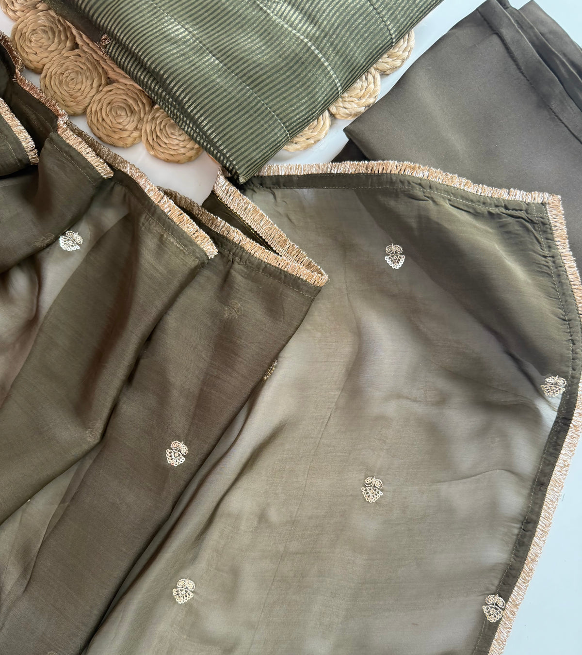 K432 – Anarkali aus Tissue-Seide mit Handarbeit, inklusive Hose und Dupatta