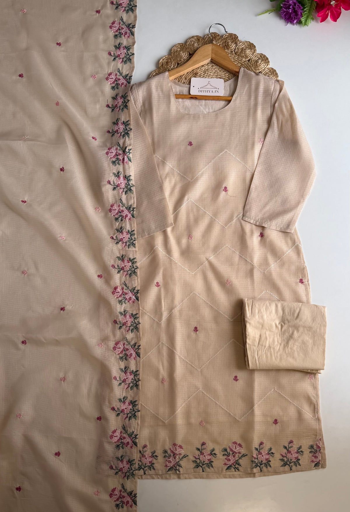 K220 – Gerades Kurti aus Kota-Doriya-Stoff mit Kreuzstichstickerei, dazu Hose und Dupatta