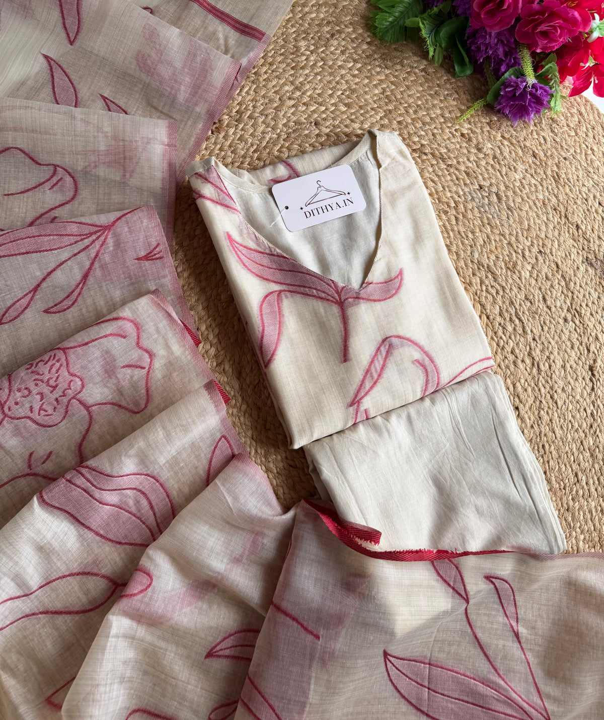 K672 - Gerader Kurti aus Chander i-Seide mit Blumenweberei, dazu Hose und Dupatta