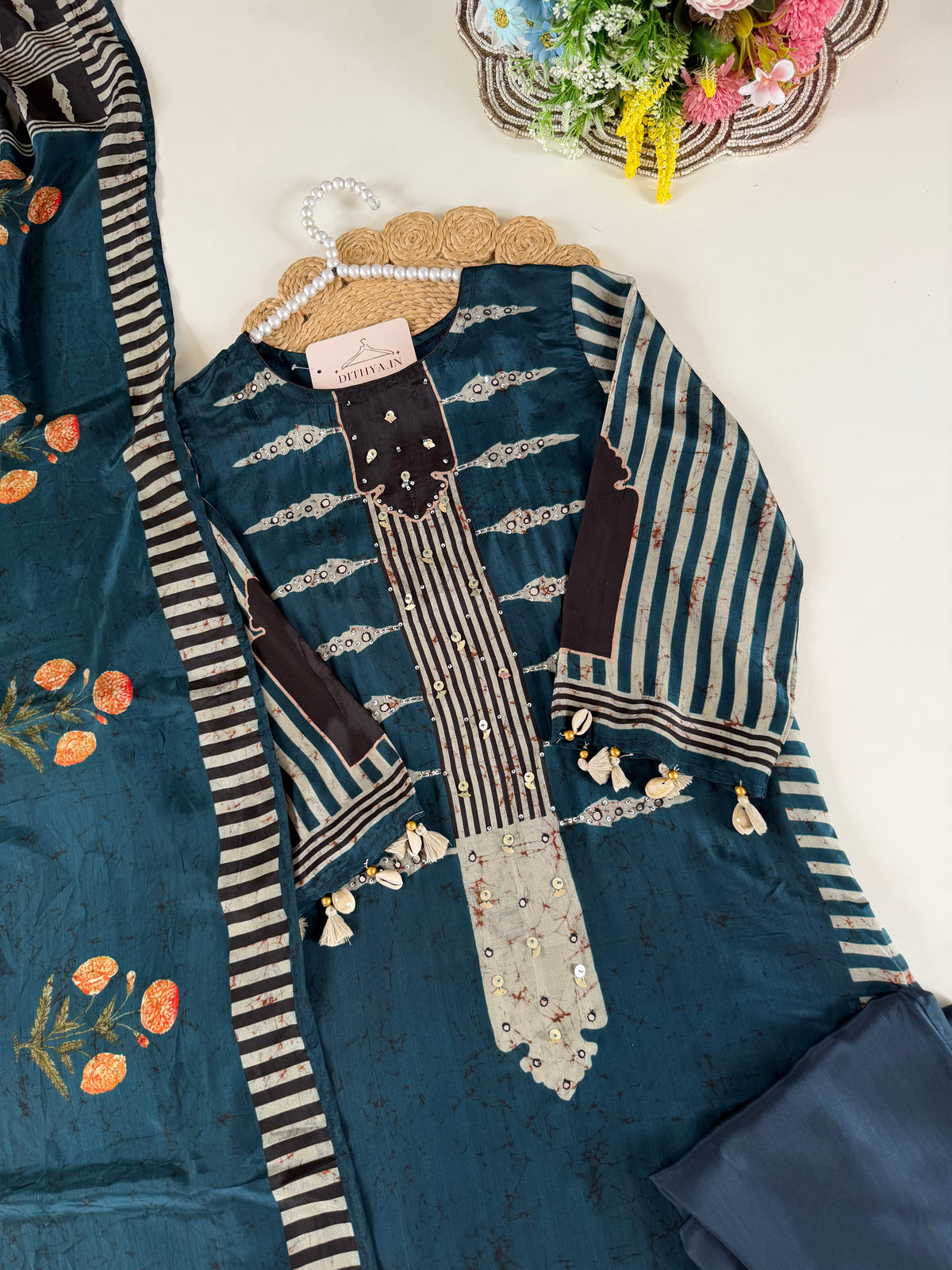 K586 – Reiner Krepp-Ajrakh-Kurti in geradem Schnitt mit Hose und Dupatta
