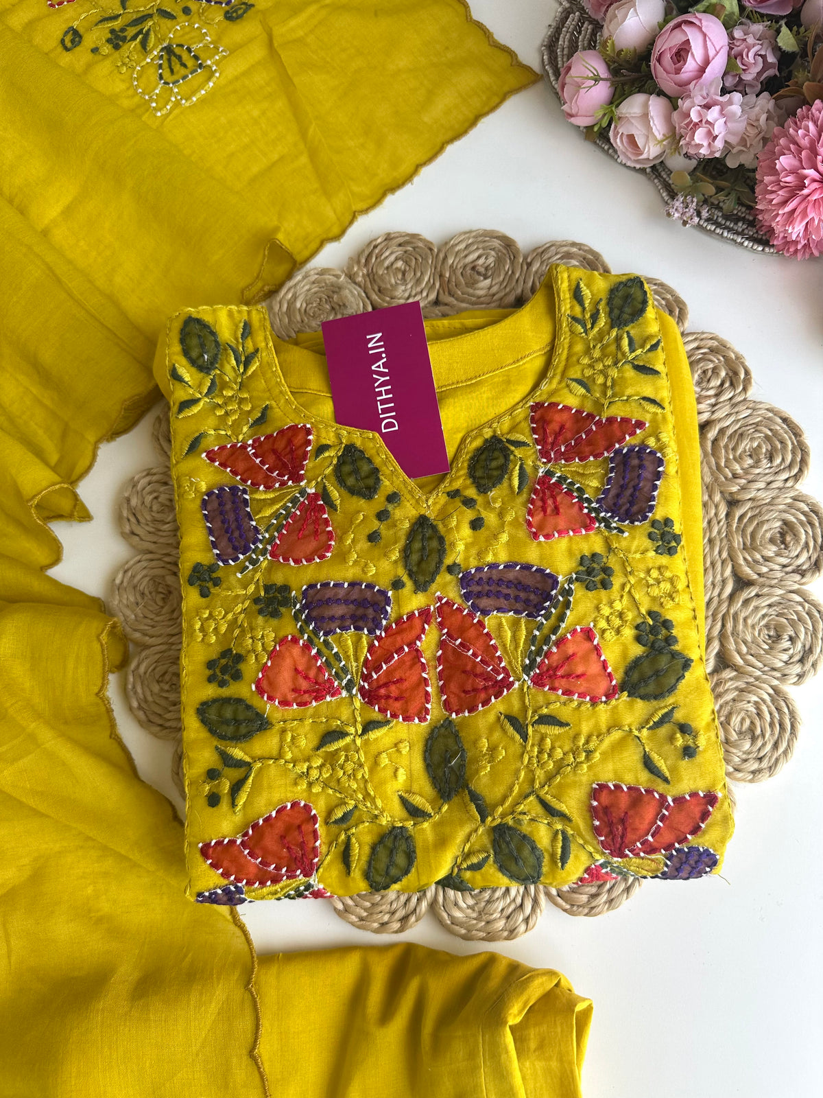 K050 – A-Linien-Kurti aus Chanderi-Mischgewebe mit Applikationsstickerei, dazu Hose und Dupatta in 2 Farben