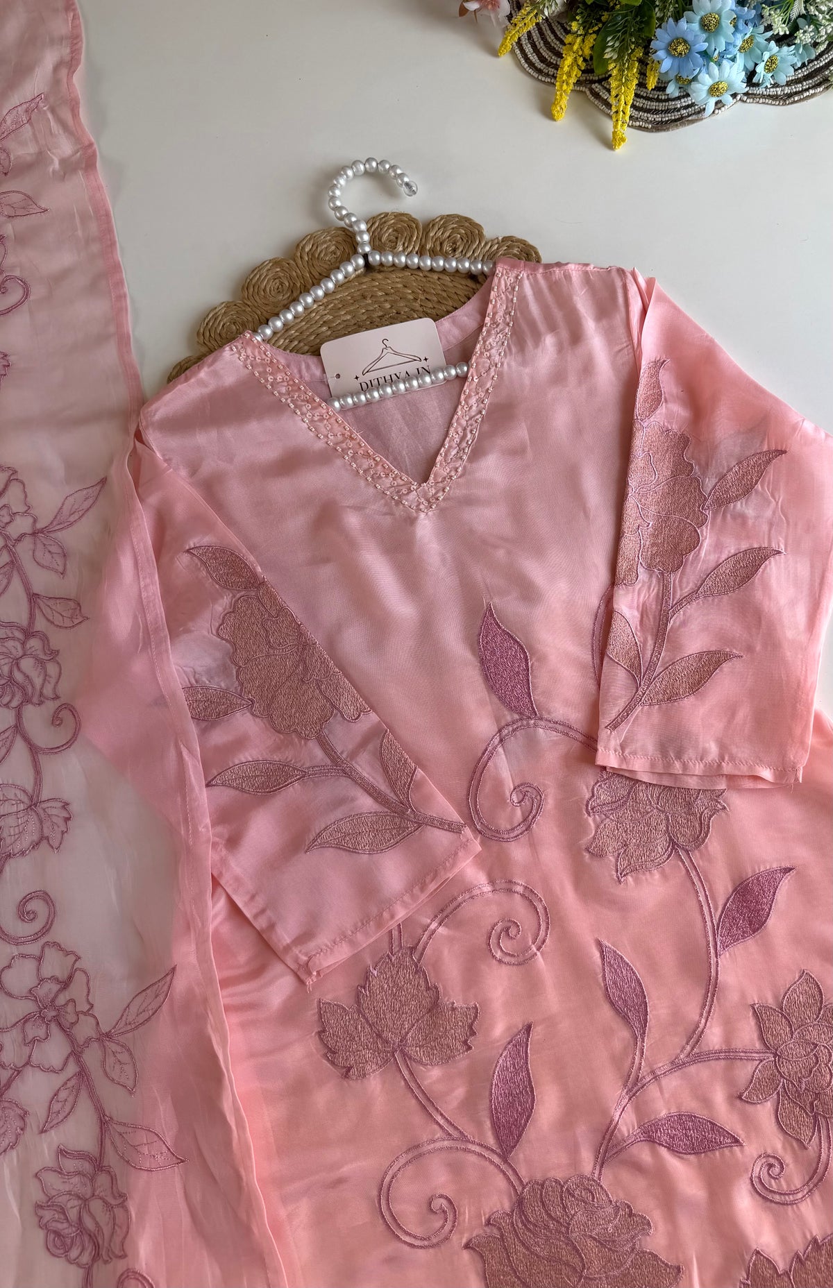 K393 – A-Linien-Kurti mit Viskose-Organza-Applikationen, dazu Hose und Dupatta