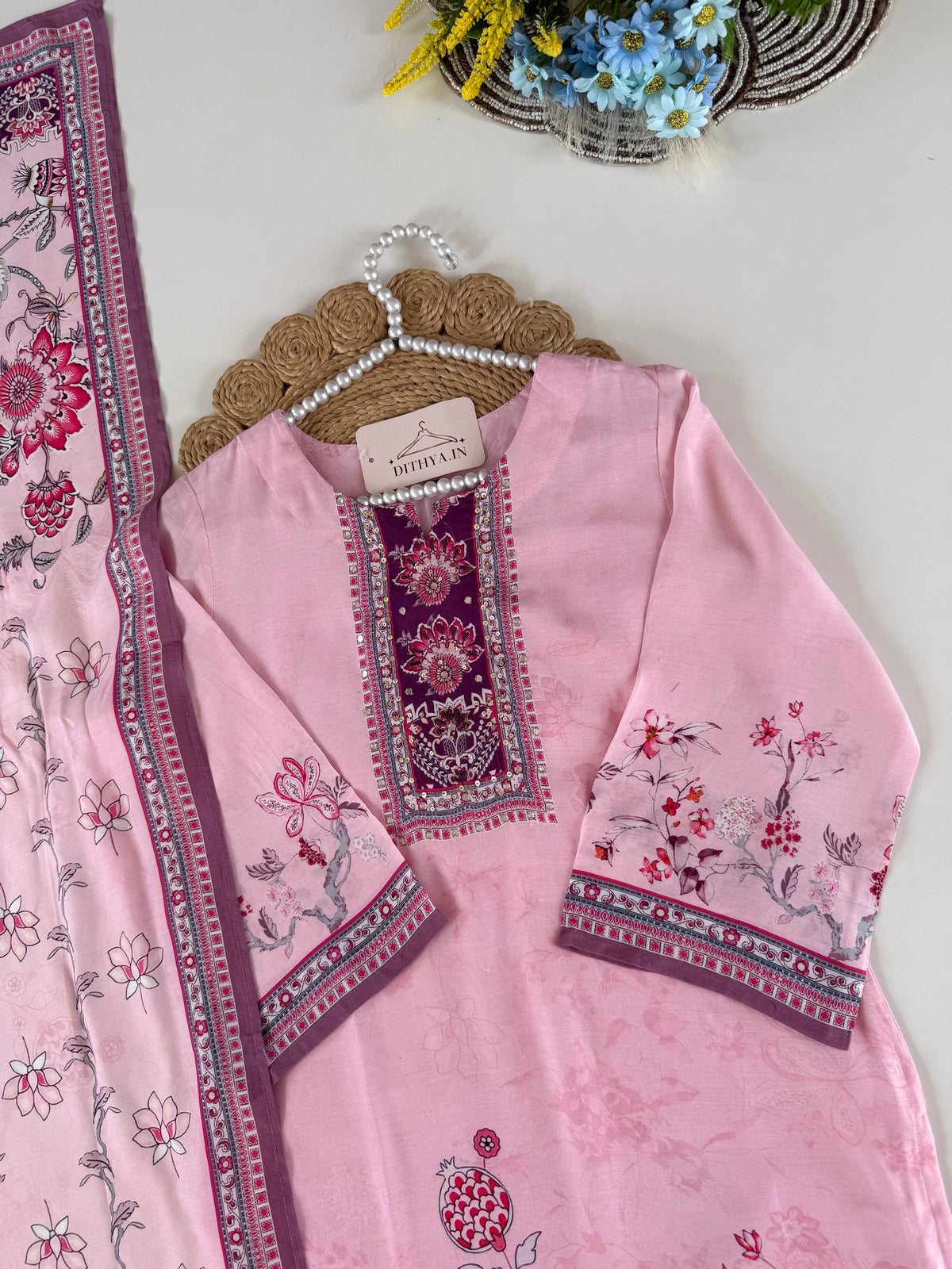 K452 – Bedruckte, gerade geschnittene Musselin-Kurti mit Hose und Dupatta