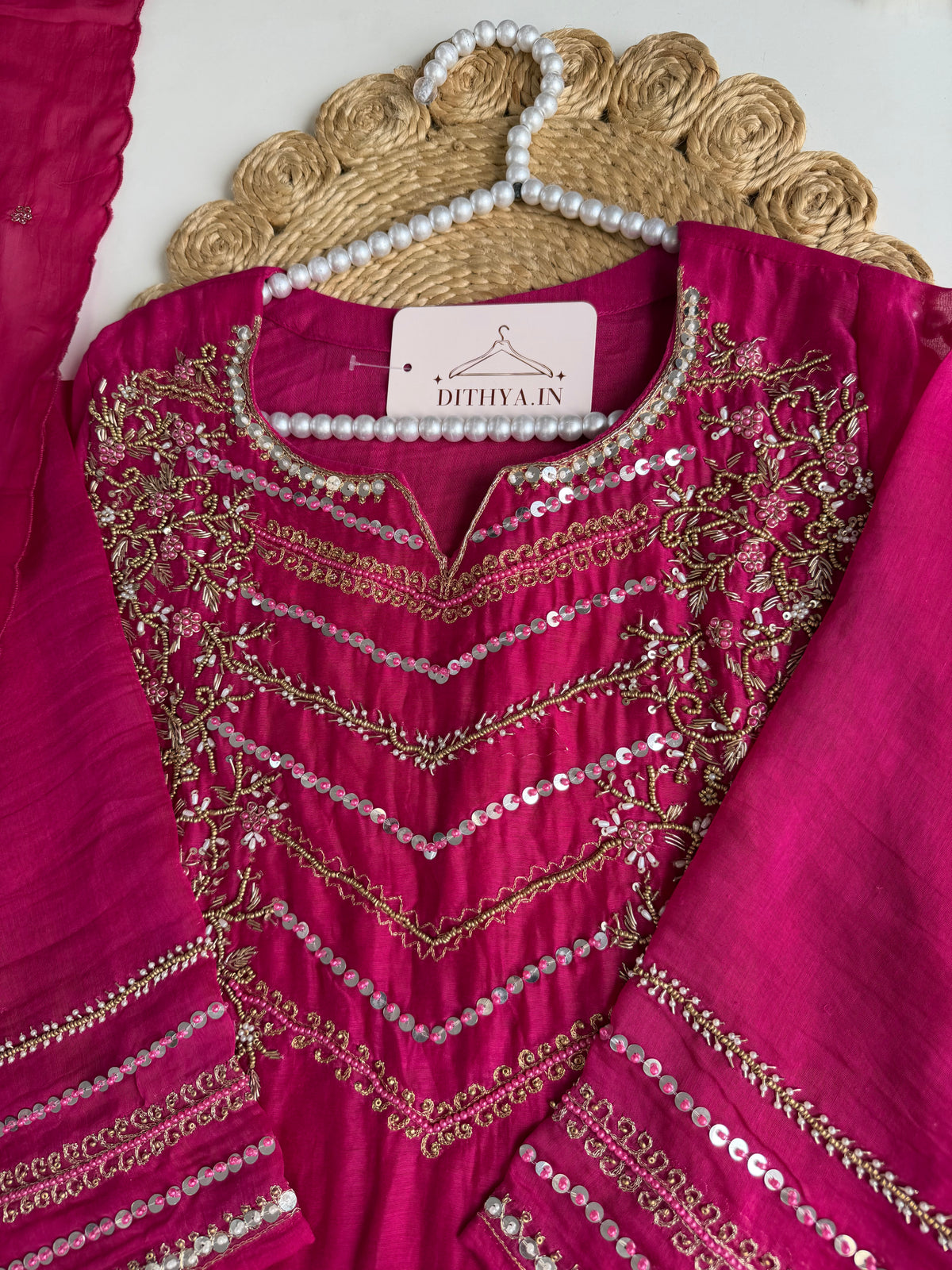 K105 – A-Linien-Kurti aus Mul-Chanderi mit Handarbeit, Hose und Dupatta