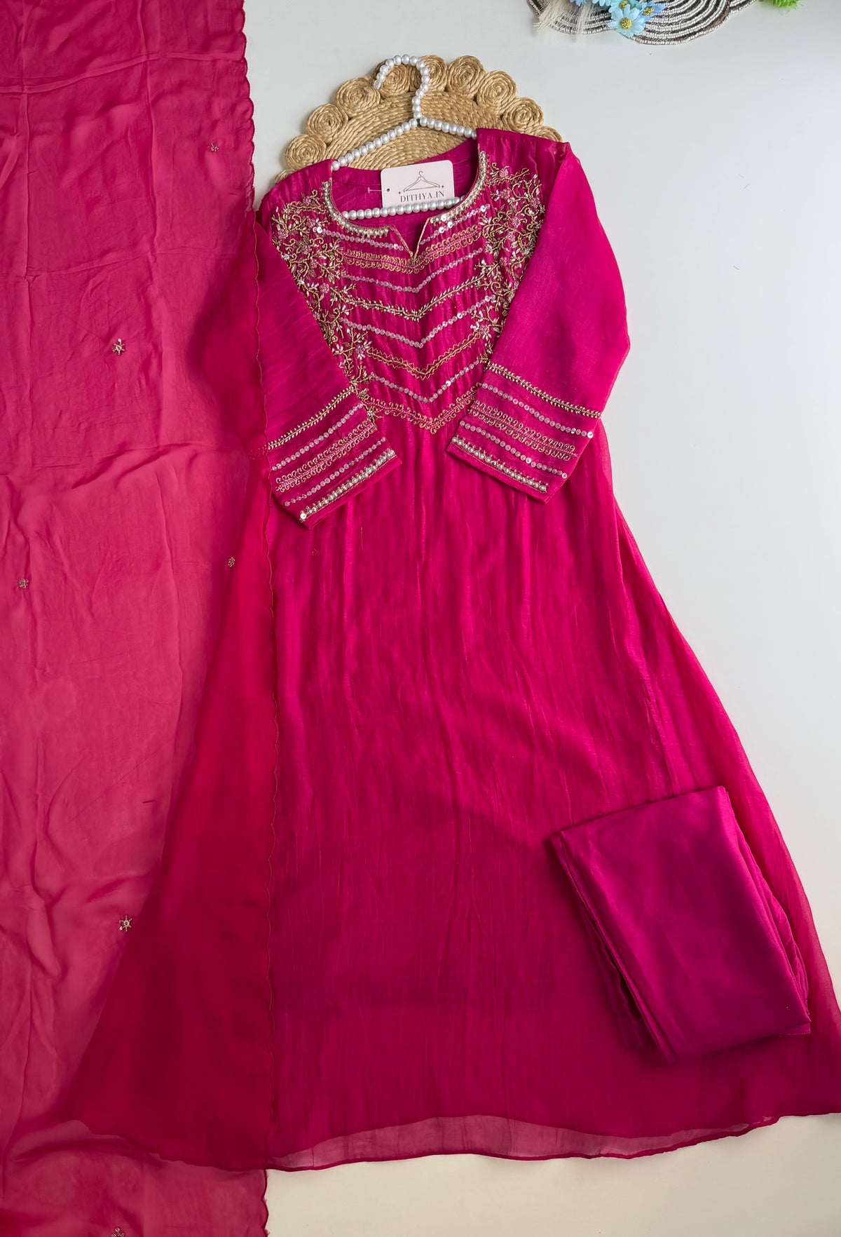 K105 – A-Linien-Kurti aus Mul-Chanderi mit Handarbeit, Hose und Dupatta