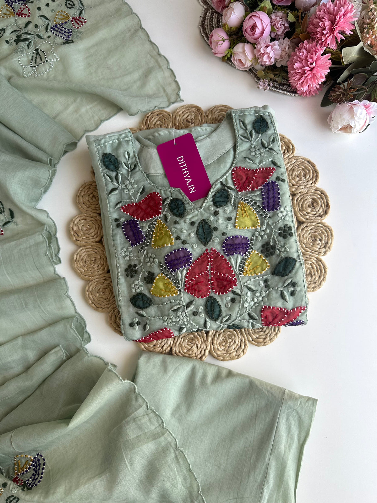 K050 – A-Linien-Kurti aus Chanderi-Mischgewebe mit Applikationsstickerei, dazu Hose und Dupatta in 2 Farben