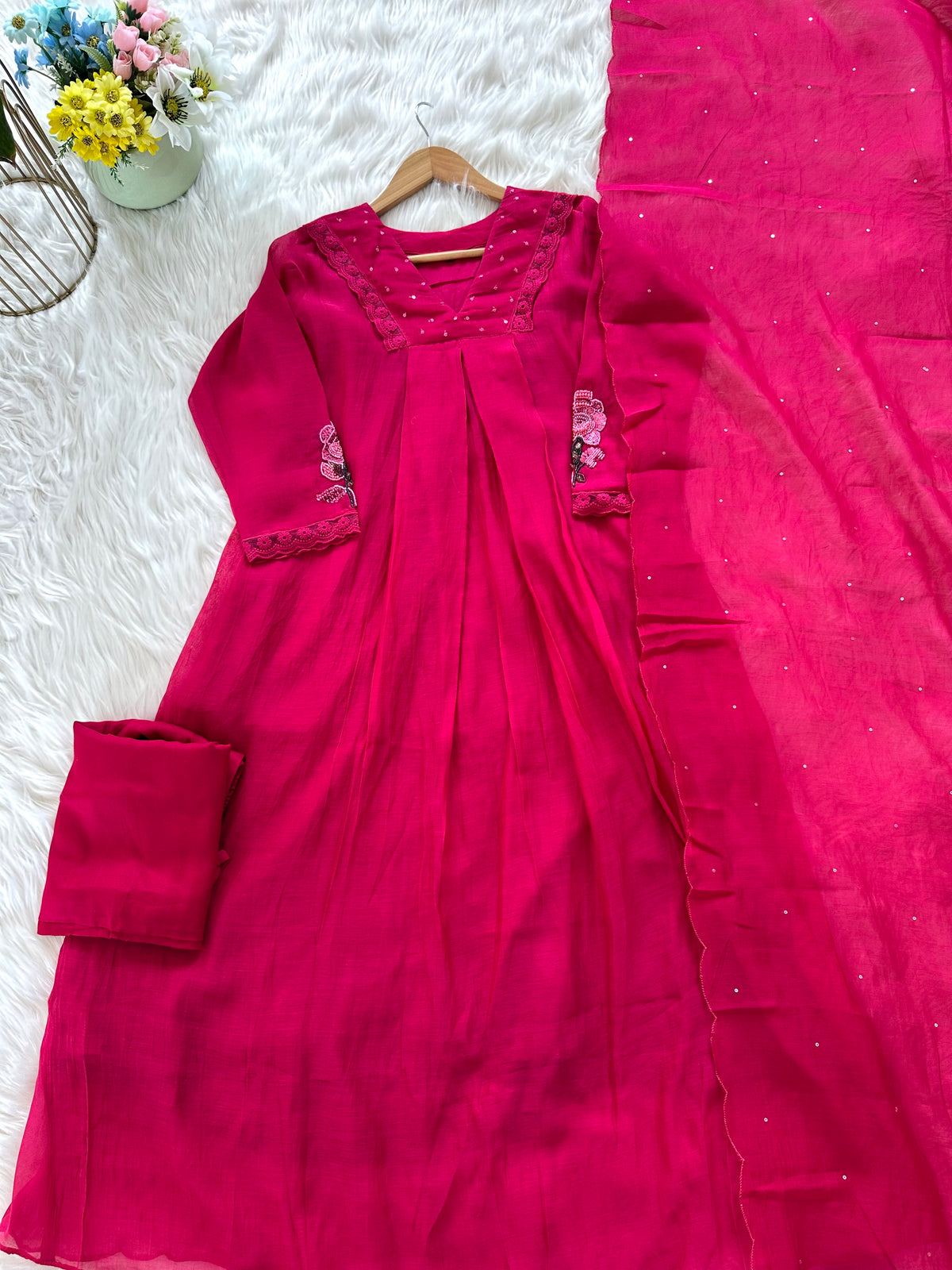 K065 - A-Linien-Kurti aus Chanderi-Mischgewebe mit Handarbeit, Hose und Dupatta in 3 Farben