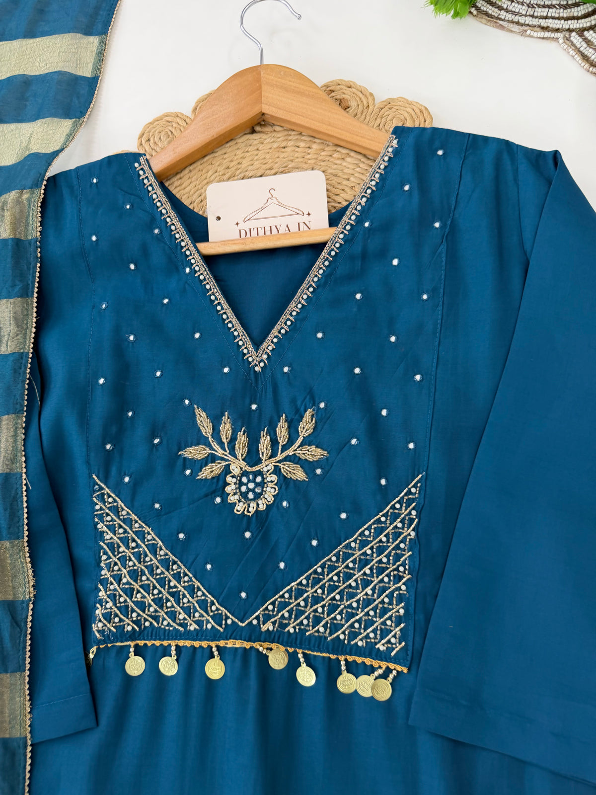 K566 - Anarkali aus Kunstseide mit Handstickerei, dazu Hose und Dupatta, in 2 Farben erhältlich