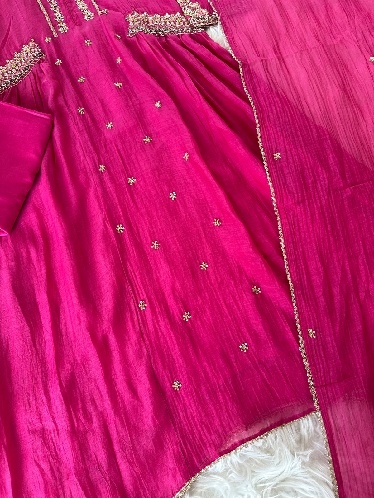 K142 - A-Linien-Kurti aus Mul-Chanderi mit Gota-Stickerei, dazu Hose und Dupatta