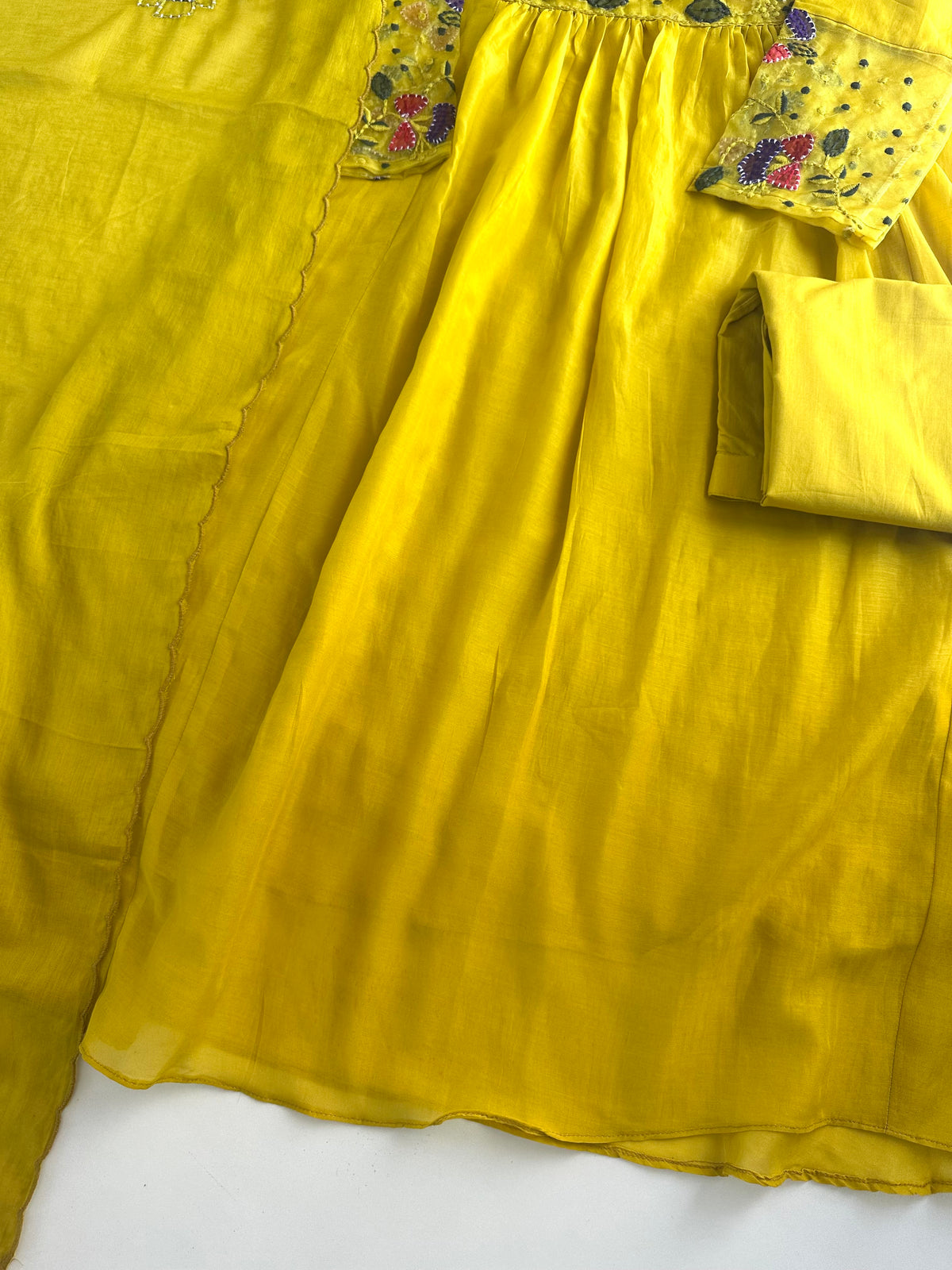 K050 – A-Linien-Kurti aus Chanderi-Mischgewebe mit Applikationsstickerei, dazu Hose und Dupatta in 2 Farben