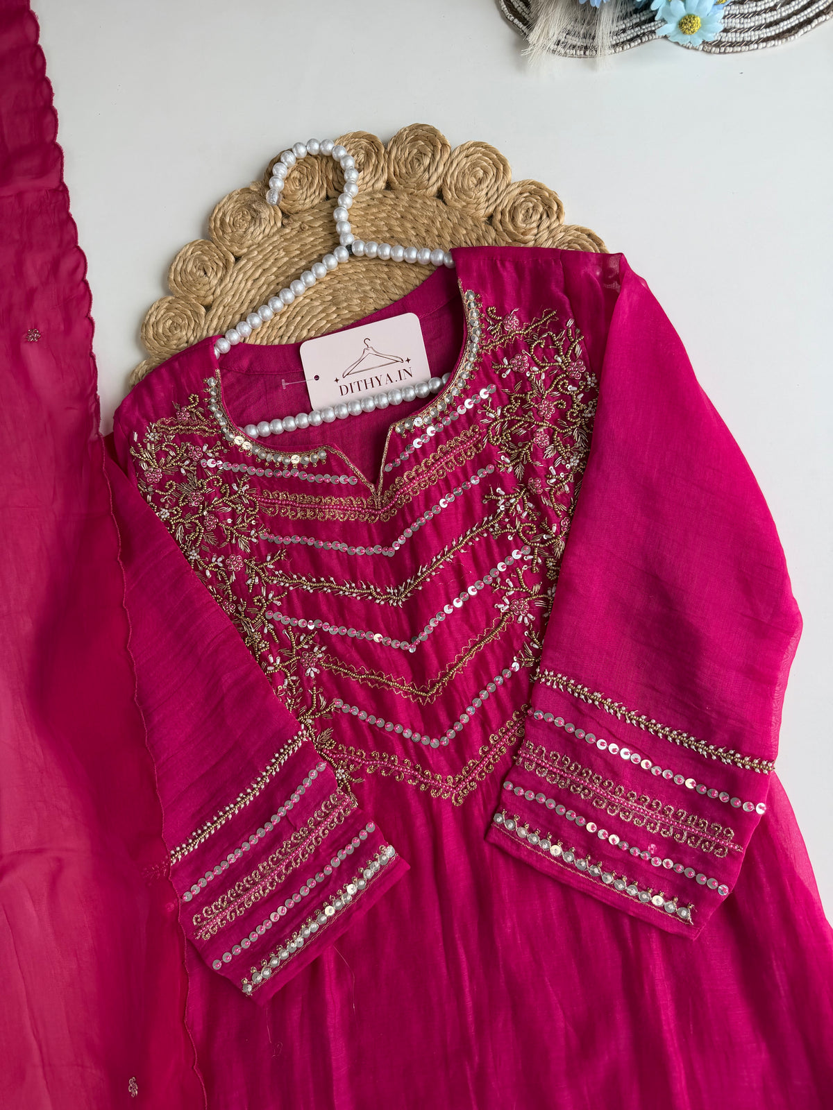 K105 – A-Linien-Kurti aus Mul-Chanderi mit Handarbeit, Hose und Dupatta
