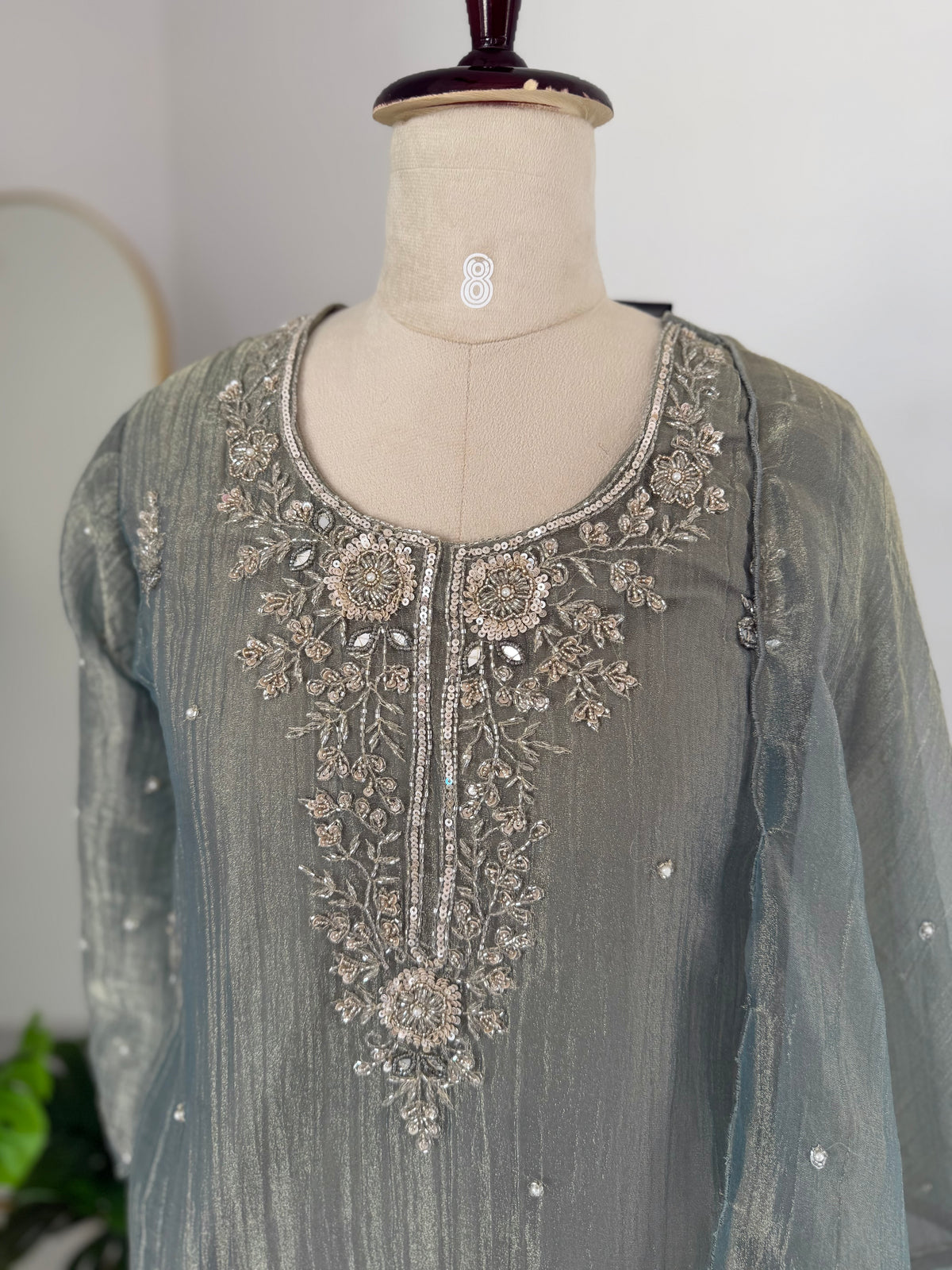K712 – Anarkali aus gecrushtem Glas-Gewebe mit Handarbeit, inklusive Hose und Dupatta, in 2 Farben