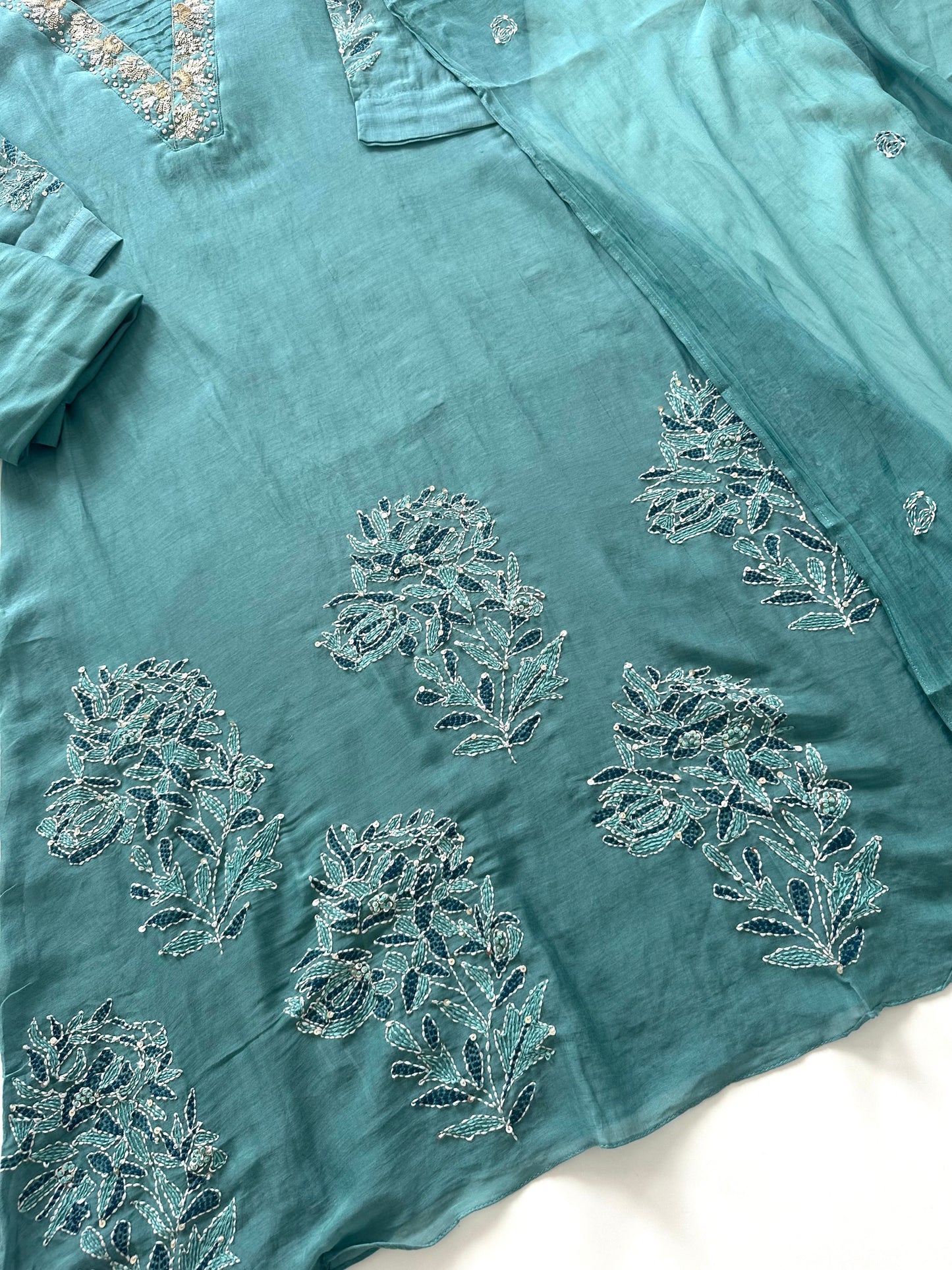 K003 – A-Linien-Kurti aus Mul-Chanderi mit Handarbeit, Hose und Dupatta in 4 Farben