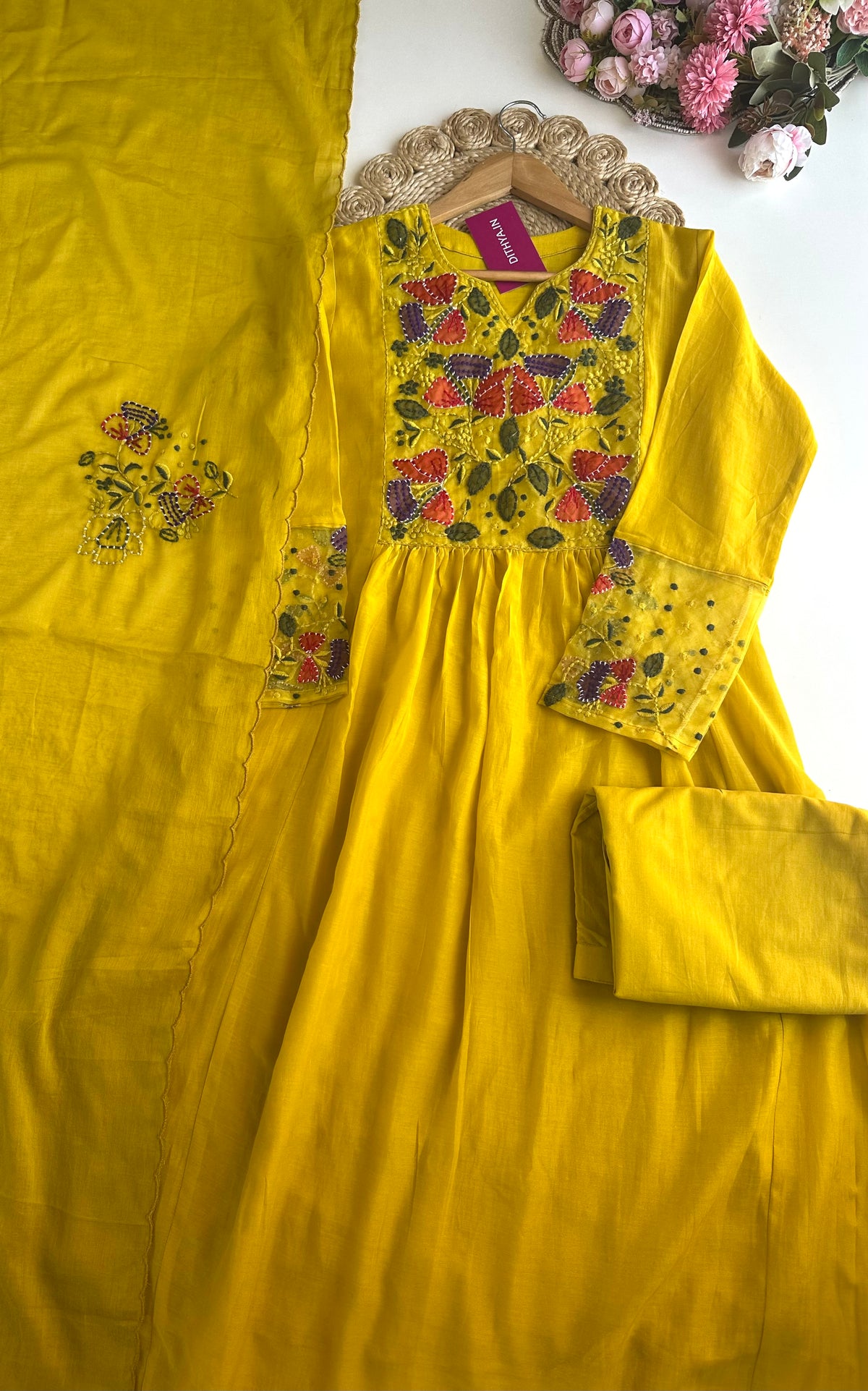K050 – A-Linien-Kurti aus Chanderi-Mischgewebe mit Applikationsstickerei, dazu Hose und Dupatta in 2 Farben