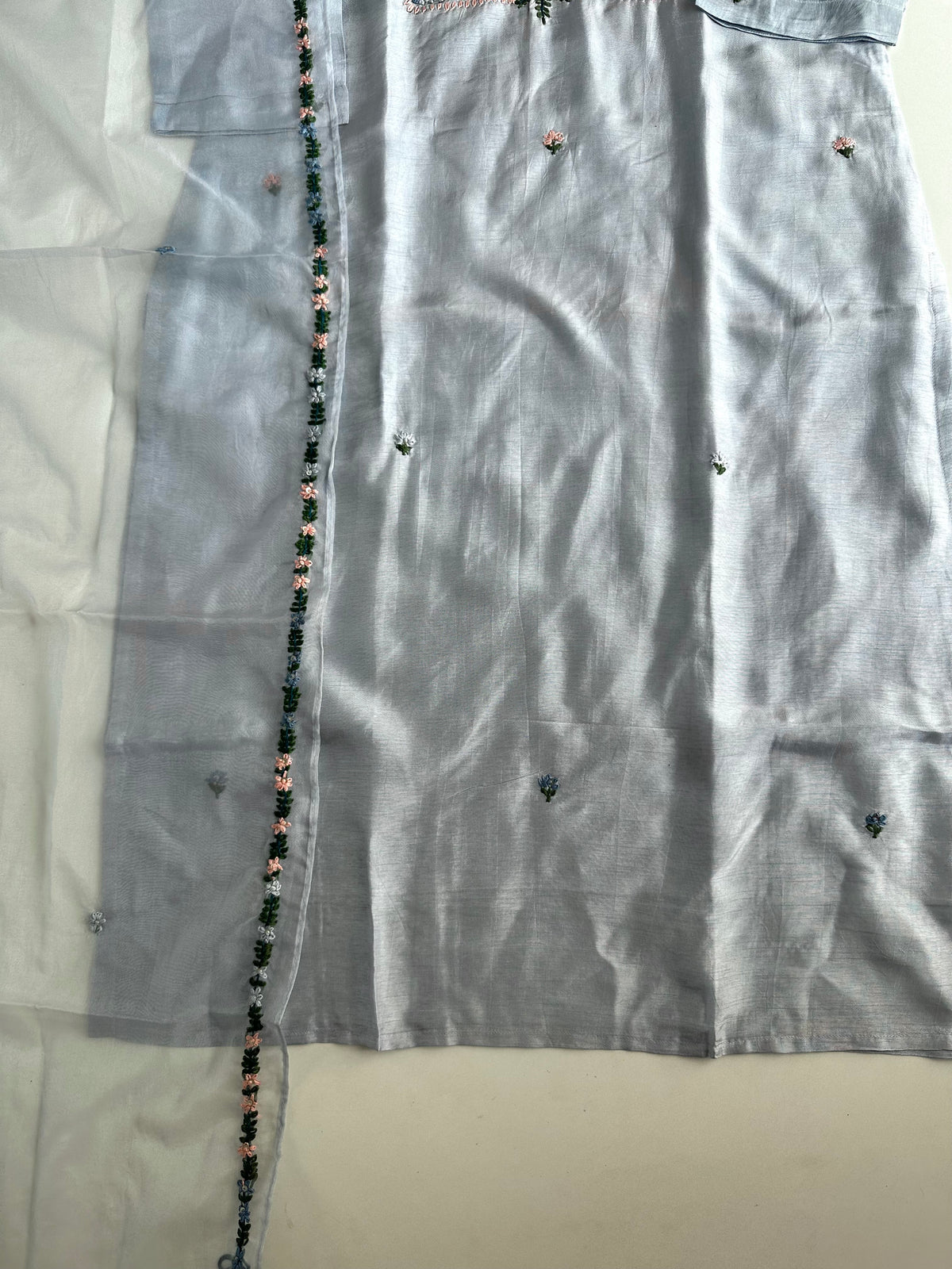 D273 – Gerades Kurti aus Dola-Seide mit Hose und Dupatta