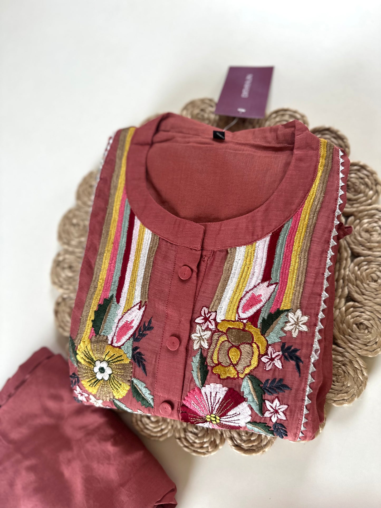 K066 – Bestickte A-Linien-Kurti aus Mul-Chanderi mit Hose in 2 Farben