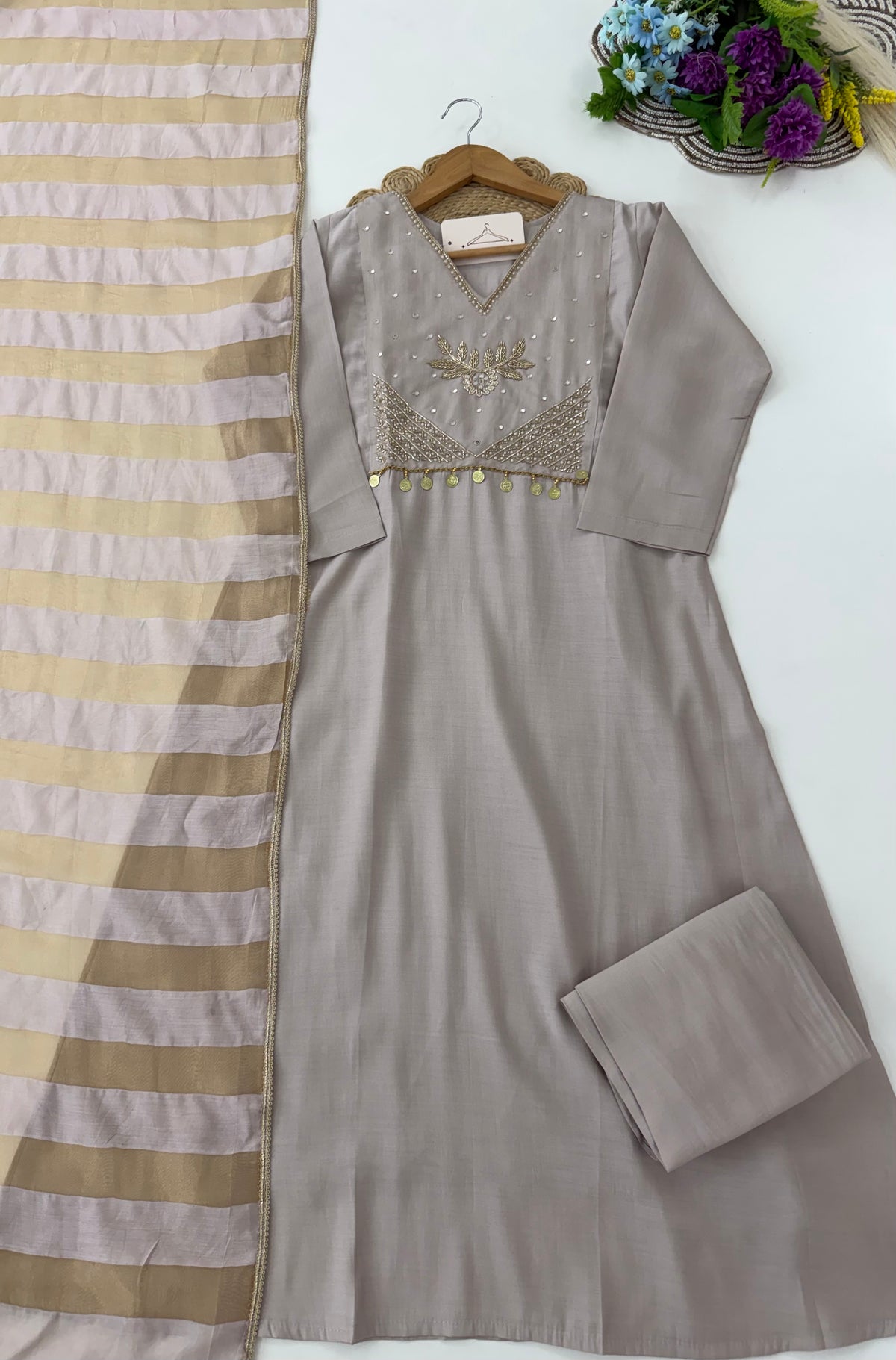 K566 - Anarkali aus Kunstseide mit Handstickerei, dazu Hose und Dupatta, in 2 Farben erhältlich