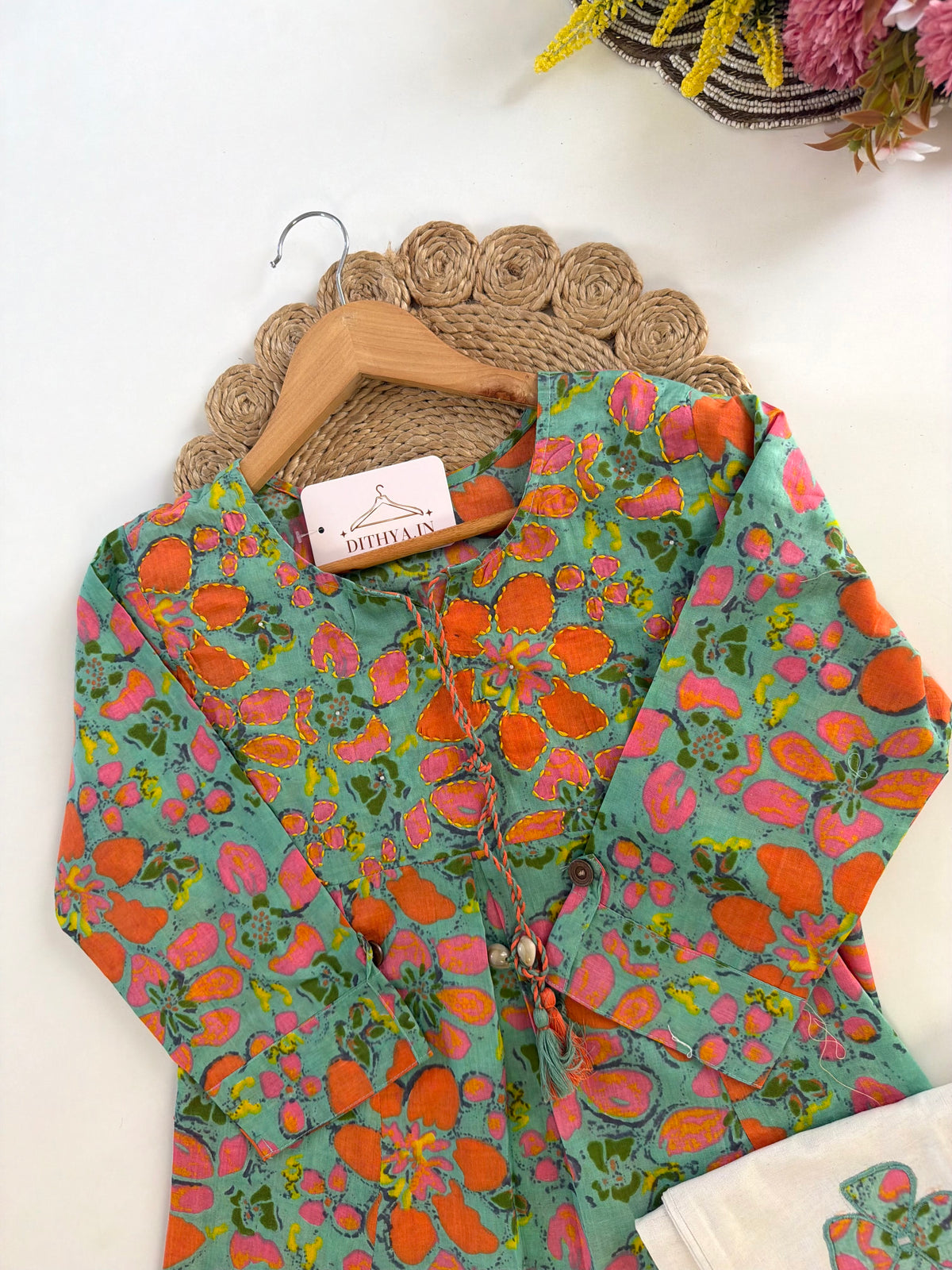 K357 - Kurzer, bestickter Kurti aus reiner Mul-Baumwolle mit Hose