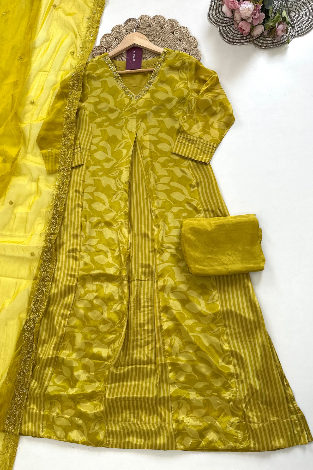 K216 – A-Linien-Kurti aus reinem Krepp mit handgefertigten Details, inklusive Hose und Dupatta