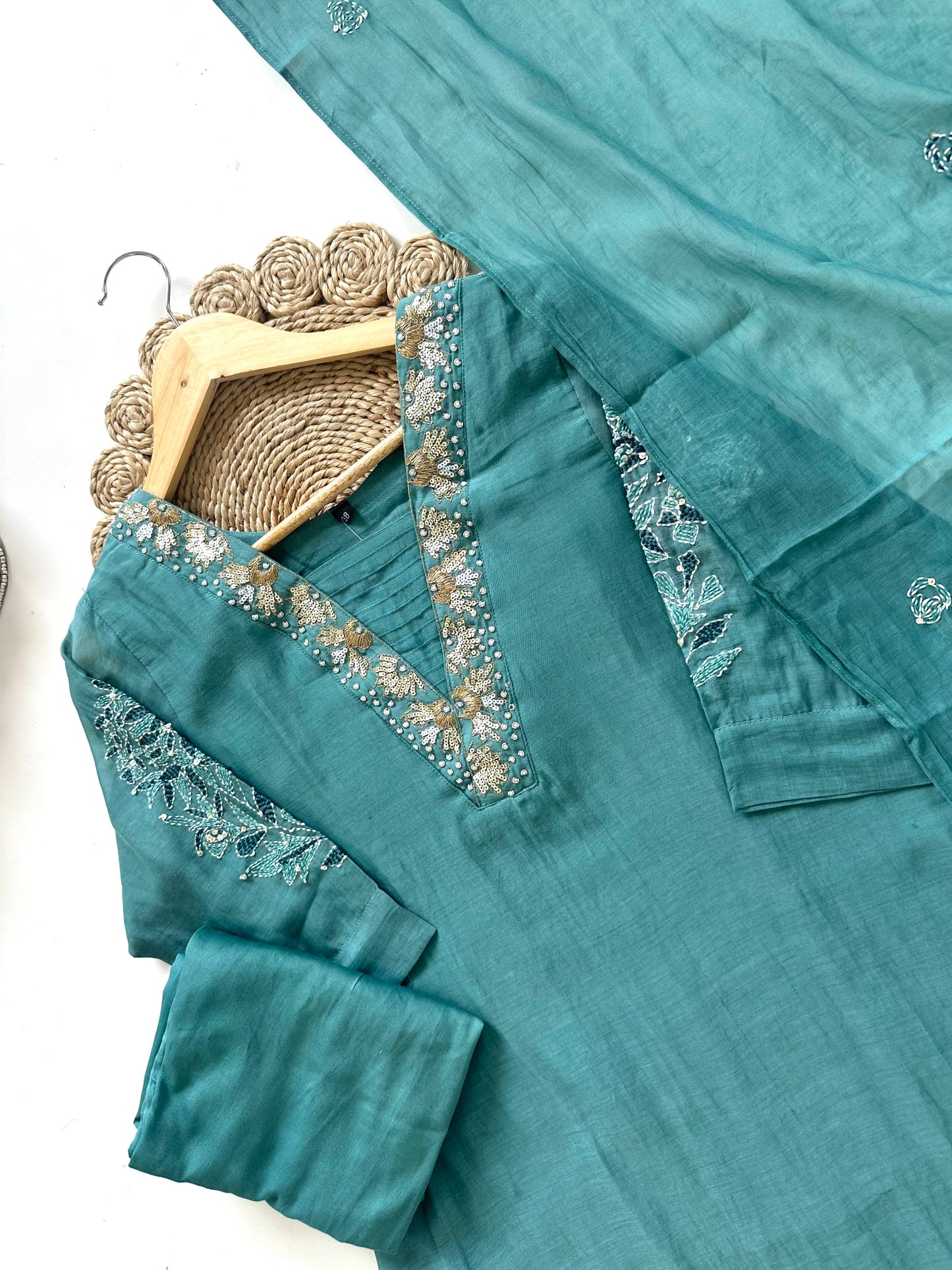 K003 – A-Linien-Kurti aus Mul-Chanderi mit Handarbeit, Hose und Dupatta in 4 Farben