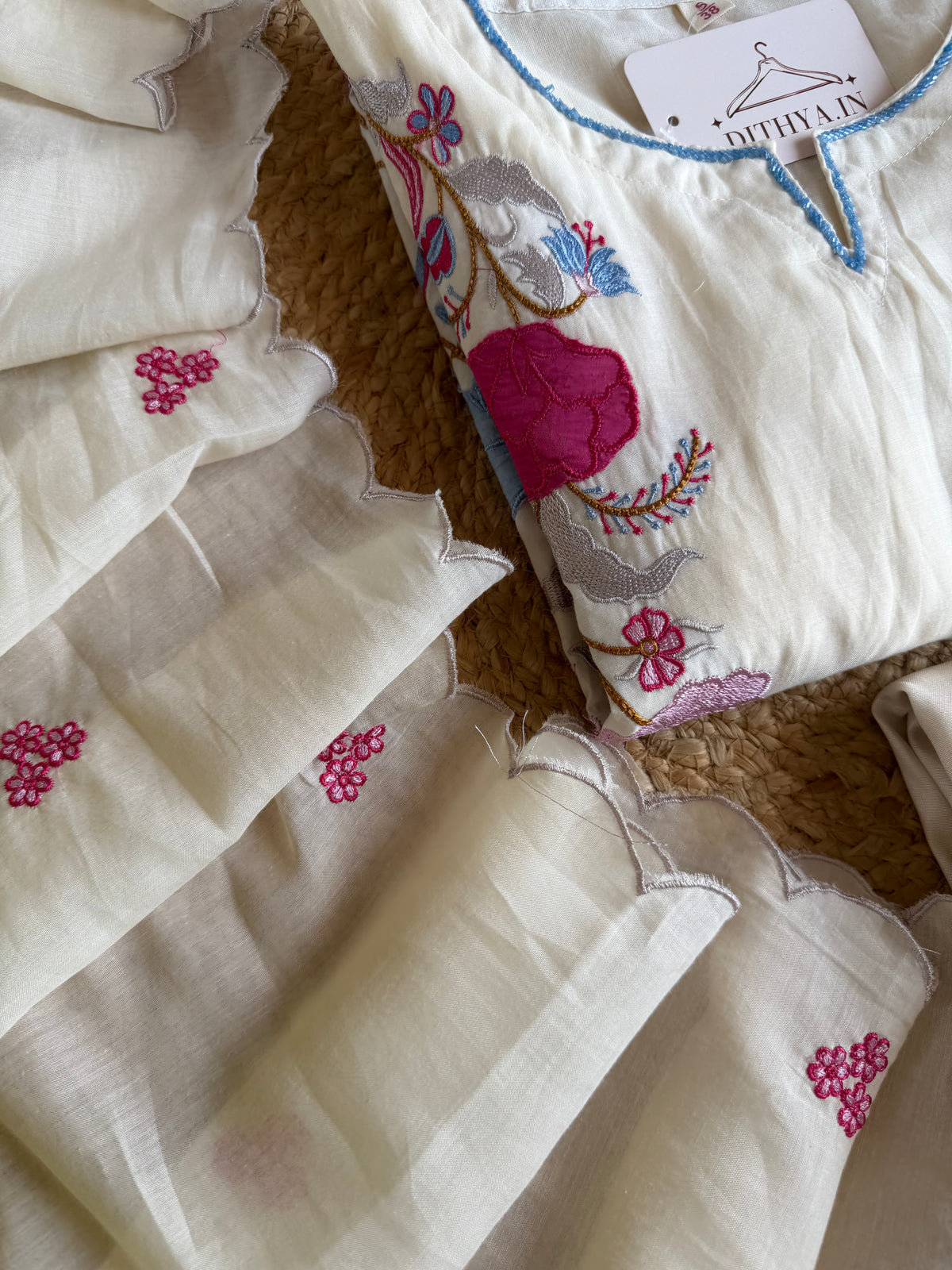 K177 - Gerader Kurti aus Mul-Chanderi mit Applikationen, dazu Hose und Dupatta
