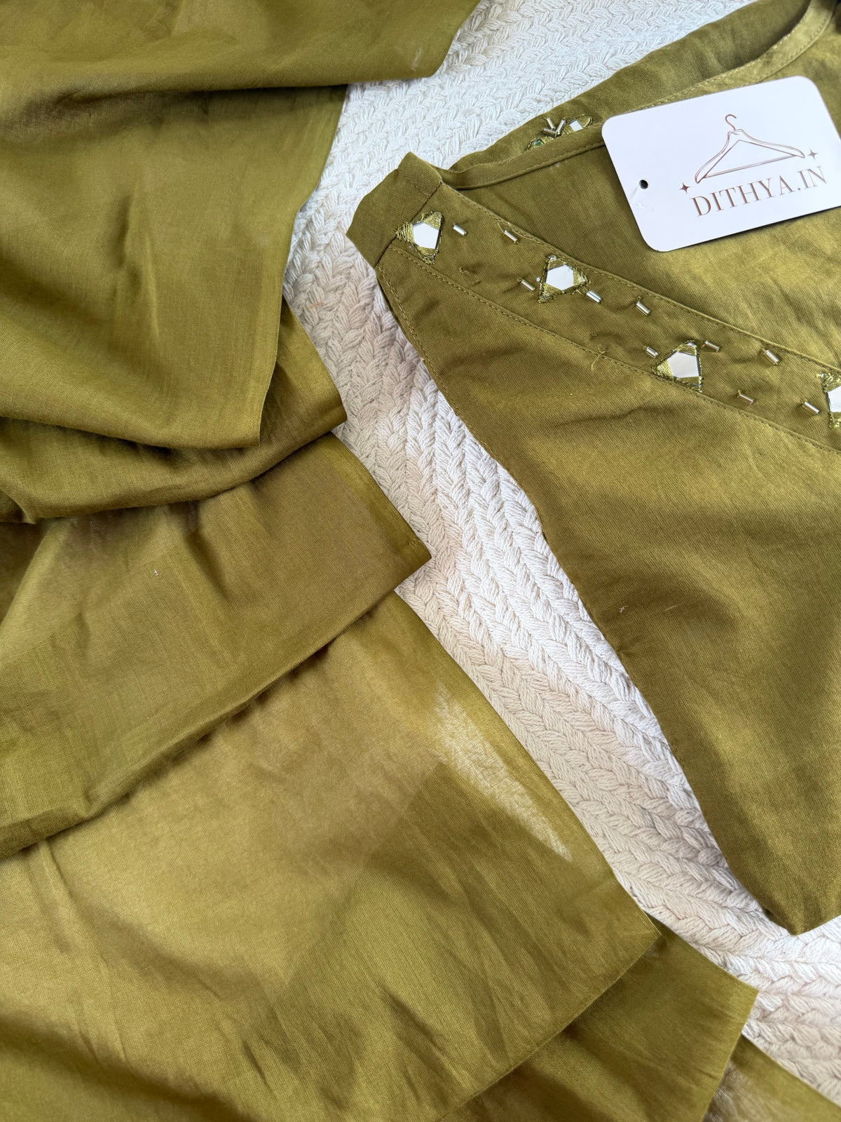 K300 – A-Linien-Kurti aus Mul-Baumwolle mit Spiegelstickerei, inklusive Hose und Dupatta, in 2 Farben